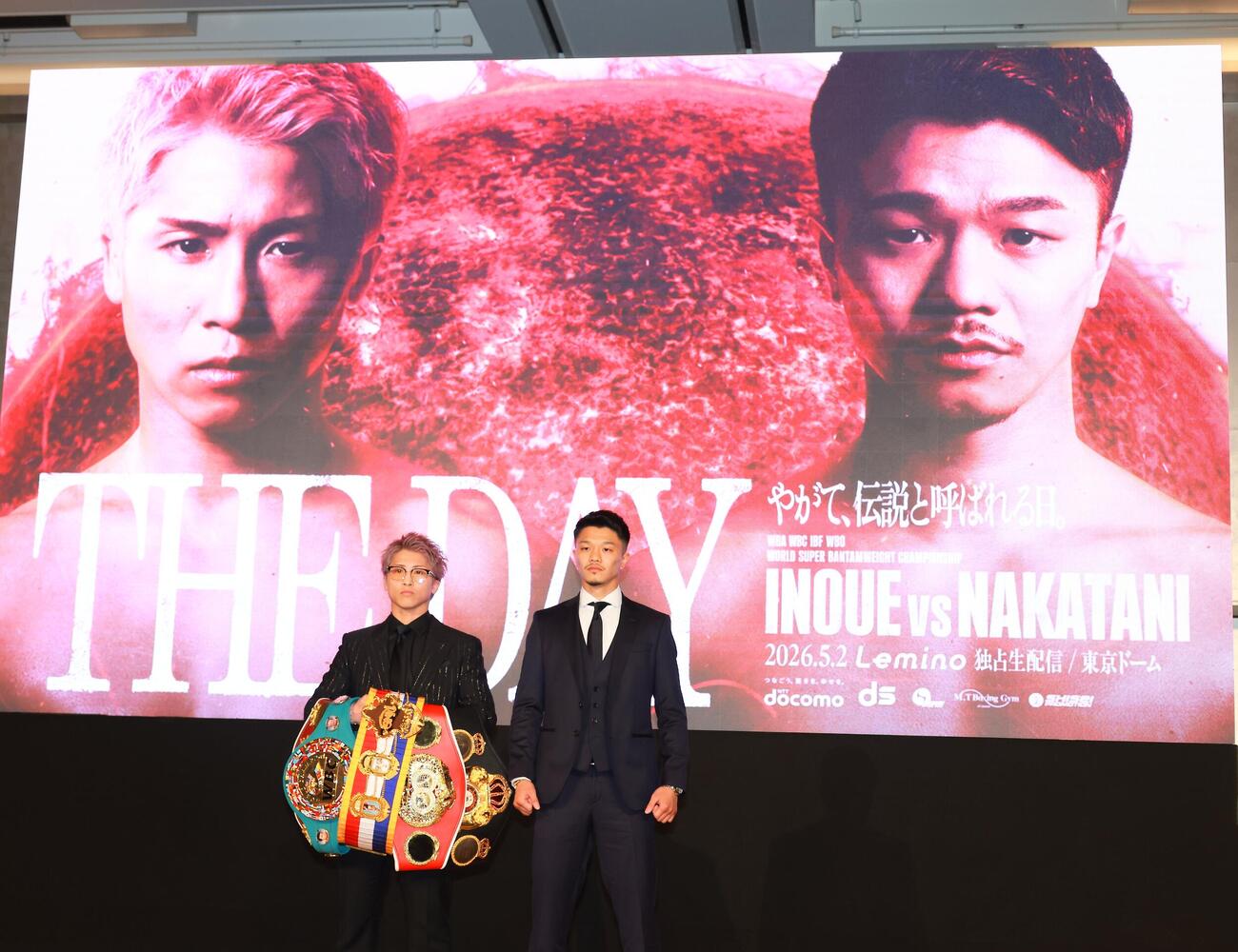 東京ドームでの対戦を発表し記念撮影する井上尚弥（左）と中谷潤人（撮影・中島郁夫）