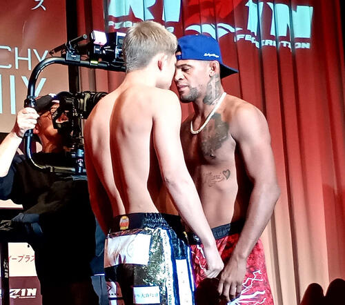 RIZIN】秋元強真とパッチー・ミックスが額つけてにらみ合い、2人とも