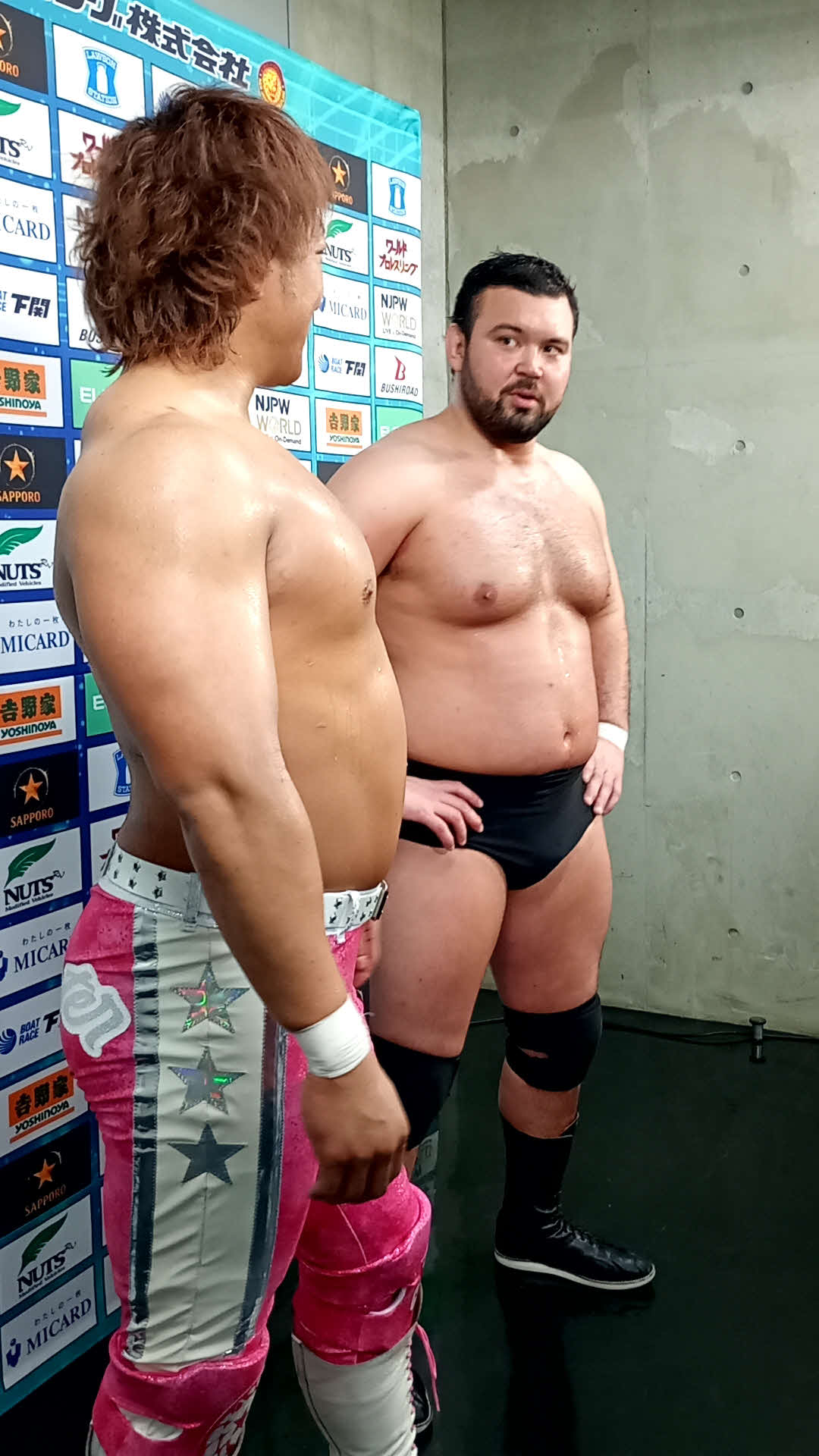 バックステージでコメントするウルフアロン（右）と海野翔太