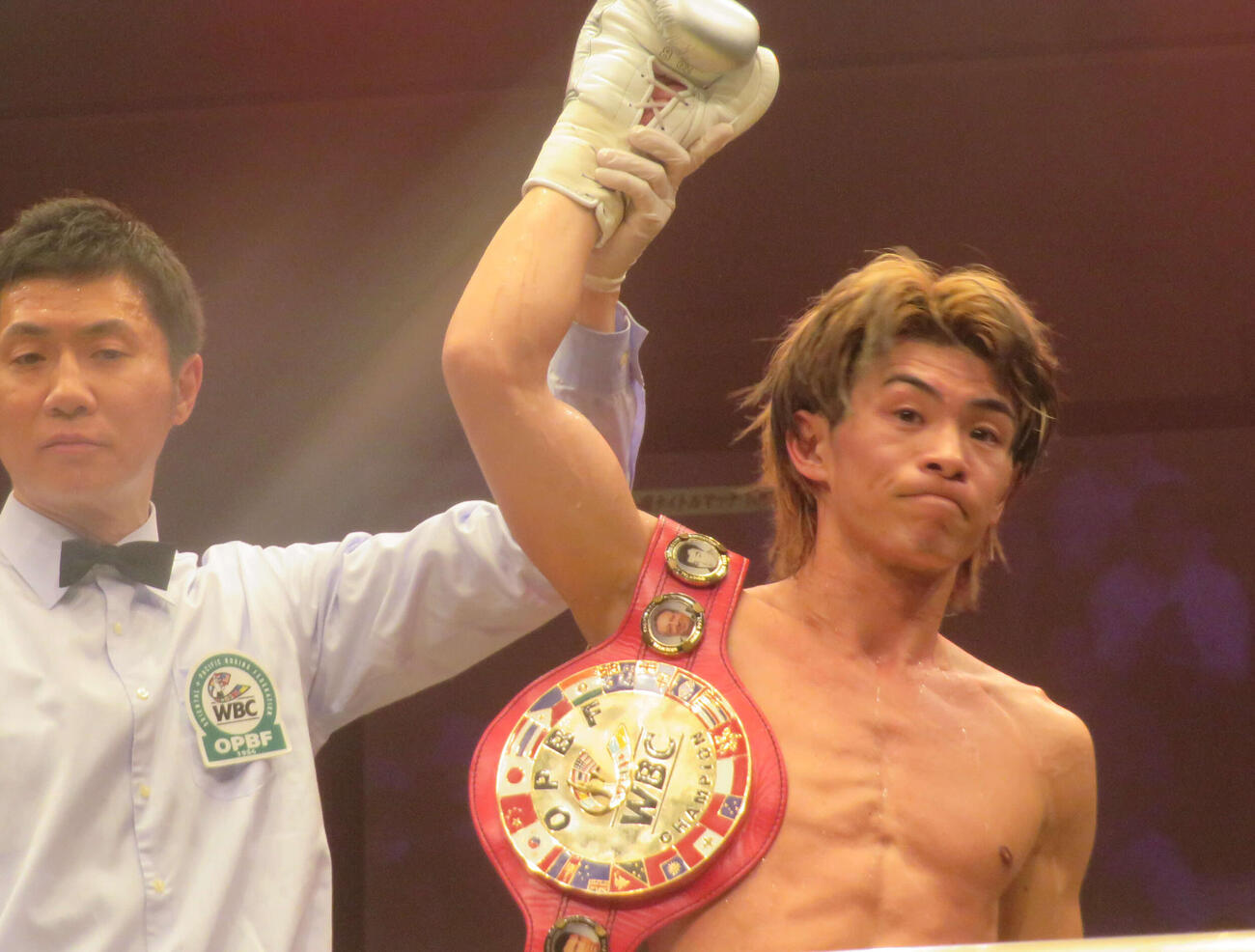 勝ち名乗りを受ける東洋太平洋スーパーフェザー級王者波田大和（右）