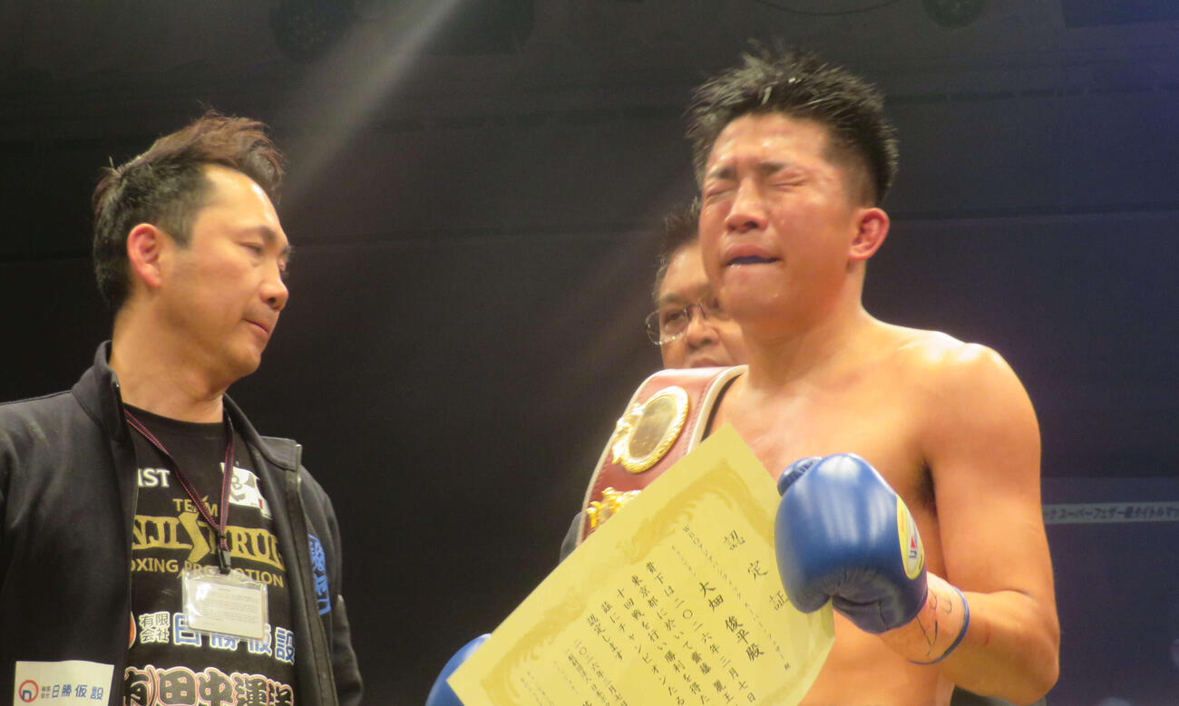 WBOアジア・パシフィック・スーパーフェザー級王座を獲得し感極まる大畑俊平（右）。左は所属ジムの前島正晃会長