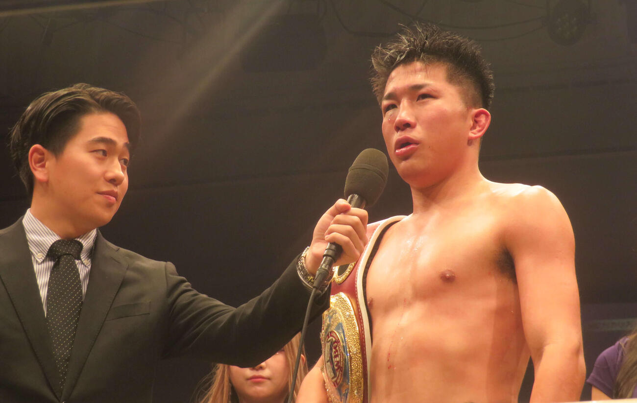 勝利者インタビューを受けるWBOアジア・パシフィック・スーパーフェザー級王者大畑俊平（右）
