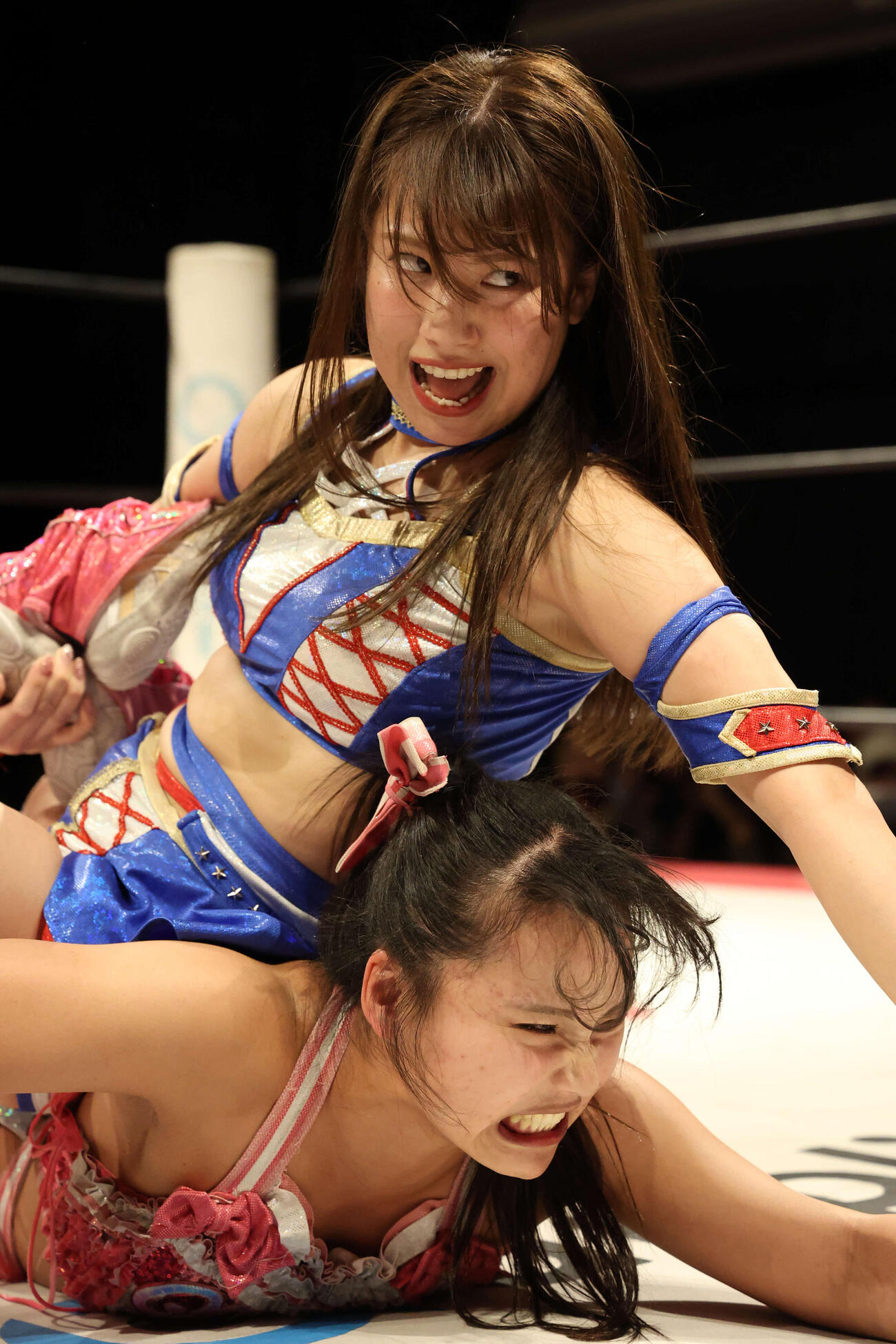 サソリ固めで渡辺未詩を痛めつける荒井優希（C）東京女子プロレス