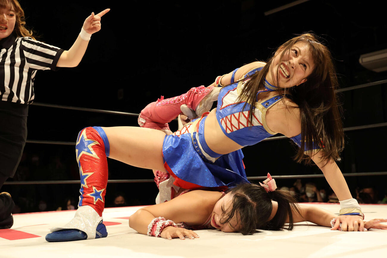 サソリ固めで渡辺未詩からギブアップを奪った荒井優希（上）（C）東京女子プロレス