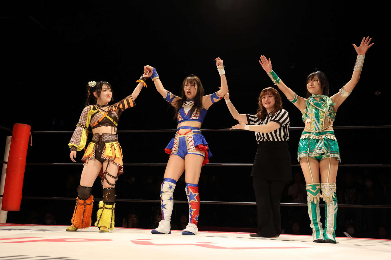 勝ち名乗りを受ける（左から）HIMAWARI、荒井優希、（レフェリー）、鈴木志乃（C）東京女子プロレス