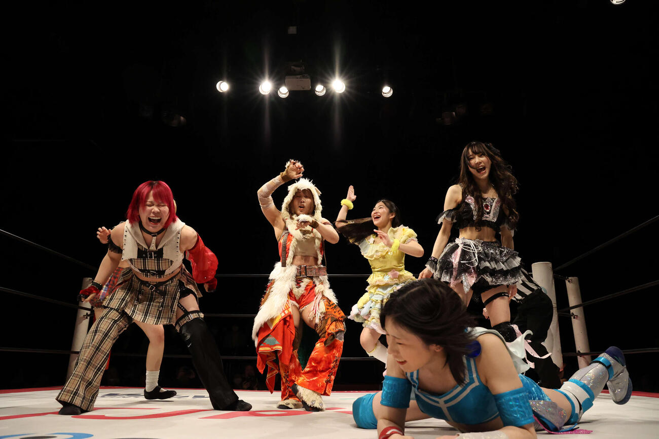 ポーズを決めた東女特撮部は背後から急襲された（C）東京女子プロレス