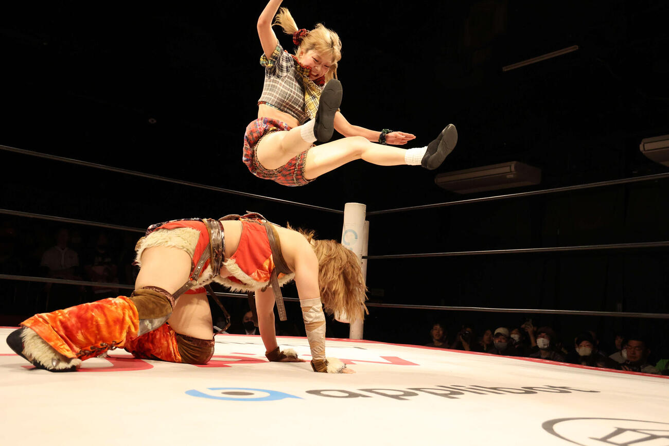中島翔子にぽむ・ど・じゃすてぃすを投下する原宿ぽむ（C）東京女子プロレス