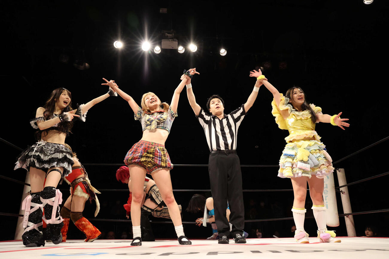 勝ち名乗りを受ける（左から）瑞希、原宿ぽむ、（レフェリー）、らく（C）東京女子プロレス