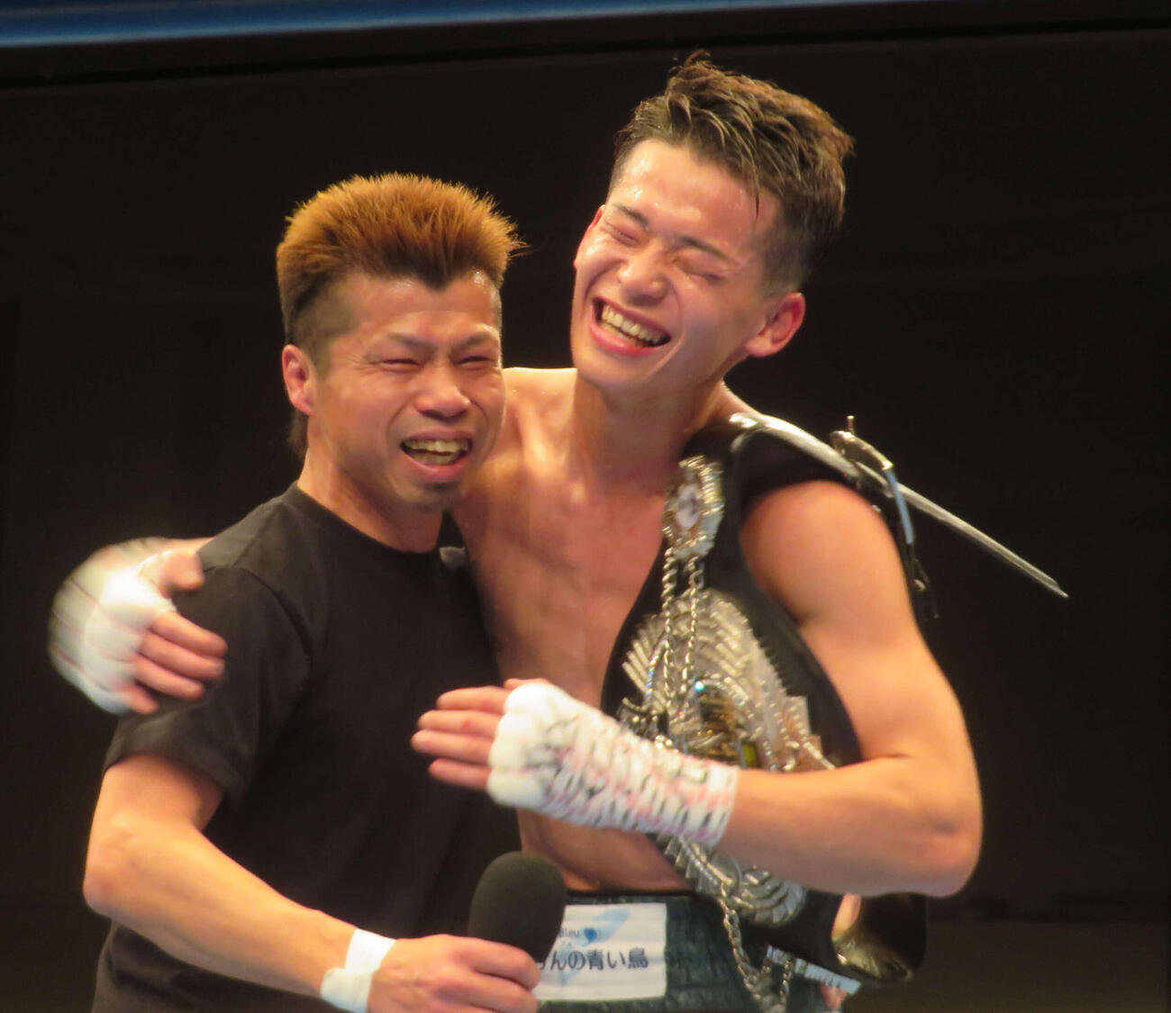 日本フェザー級王座獲得に成功した岡本恭祐（右）は桑原秀彦会長と抱き合う