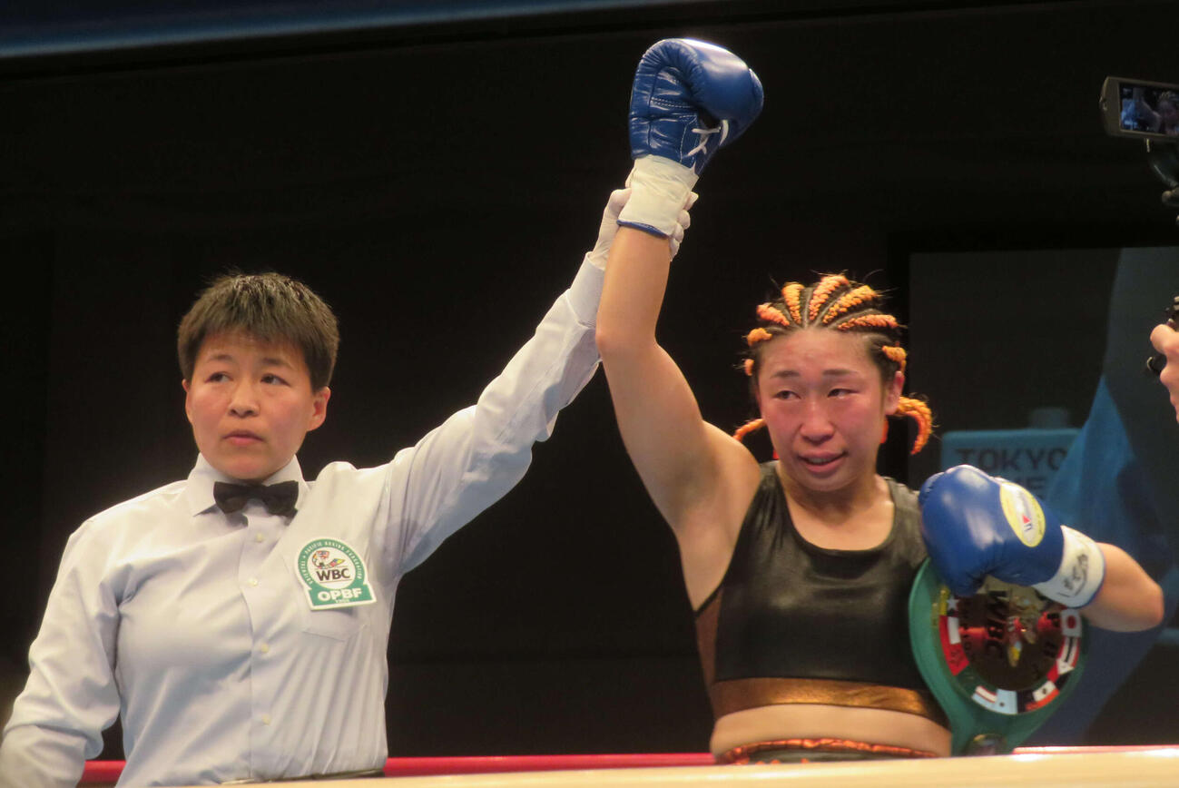 東洋太平洋太平洋女子スーパーフライ級王座を獲得した福家由布季（右）