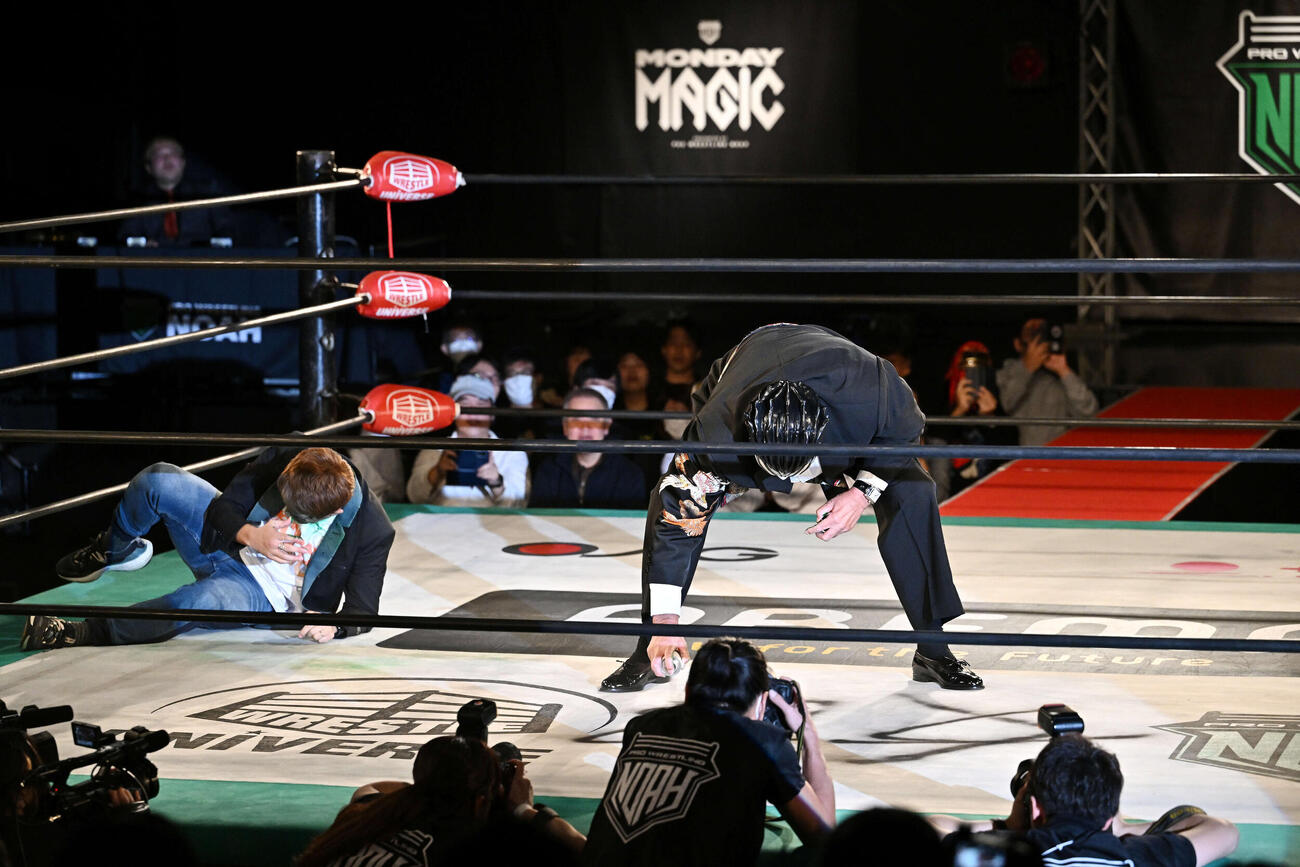 23年10月、プロレスリング・ノア新宿FACE大会で、グレート・ムタはリングにスプレーで「娘」と書く。左は毒霧を食らい倒れるファンキー加藤