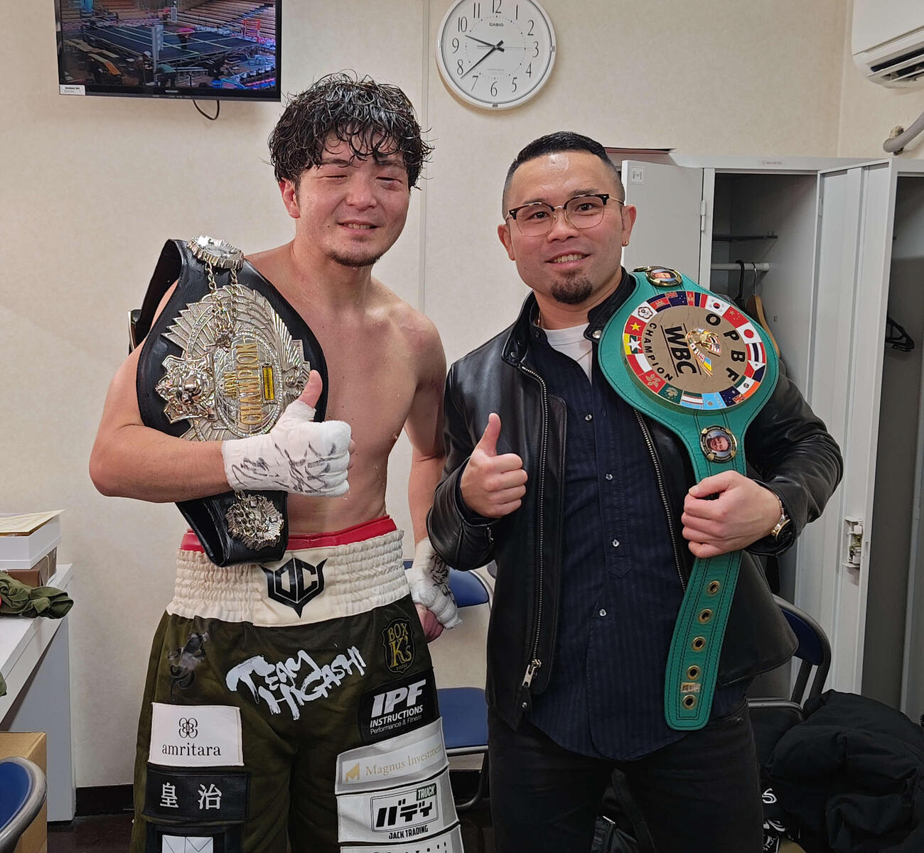 同門の東洋太平洋スーパーウエルター級王者緑川創（右）とベルトを持って並んだ日本同級王者左右田泰臣