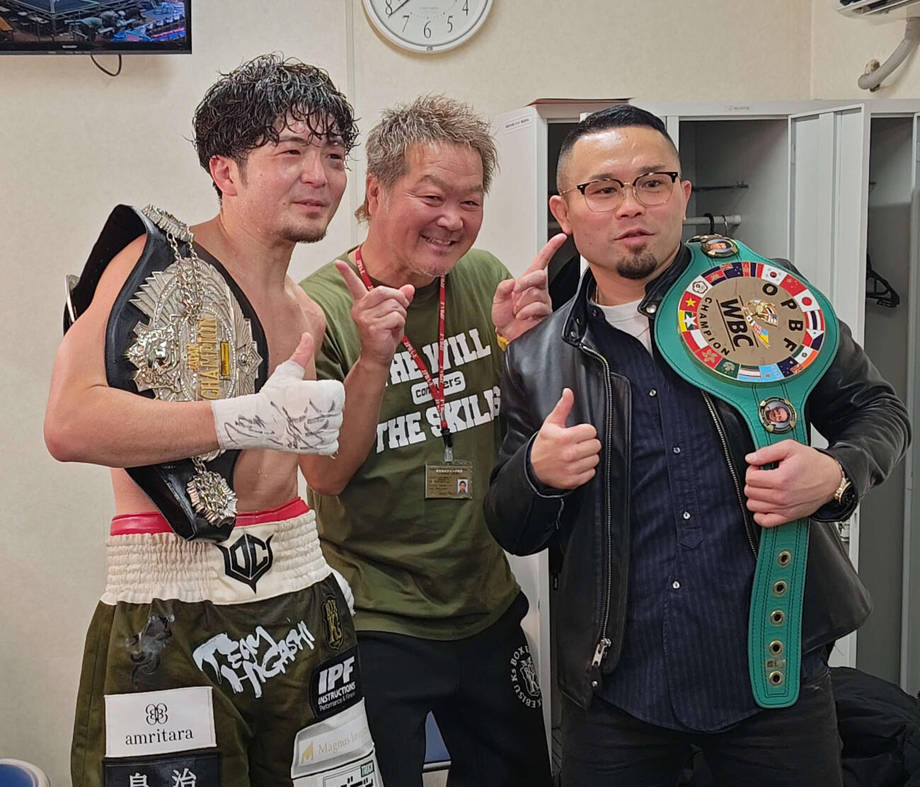 所属ジムの加山利治会長（中央）と写真撮影する日本スーパーウエルター級王者左右田泰臣（左端）と東洋太平洋同級王者緑川創