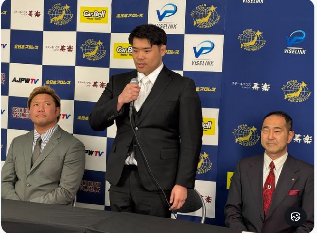 記者会見に望んだ塙元輝（中央）、左は全日本プロレス選手会会長・宮原健斗（全日本プロレスの公式Ｘから）