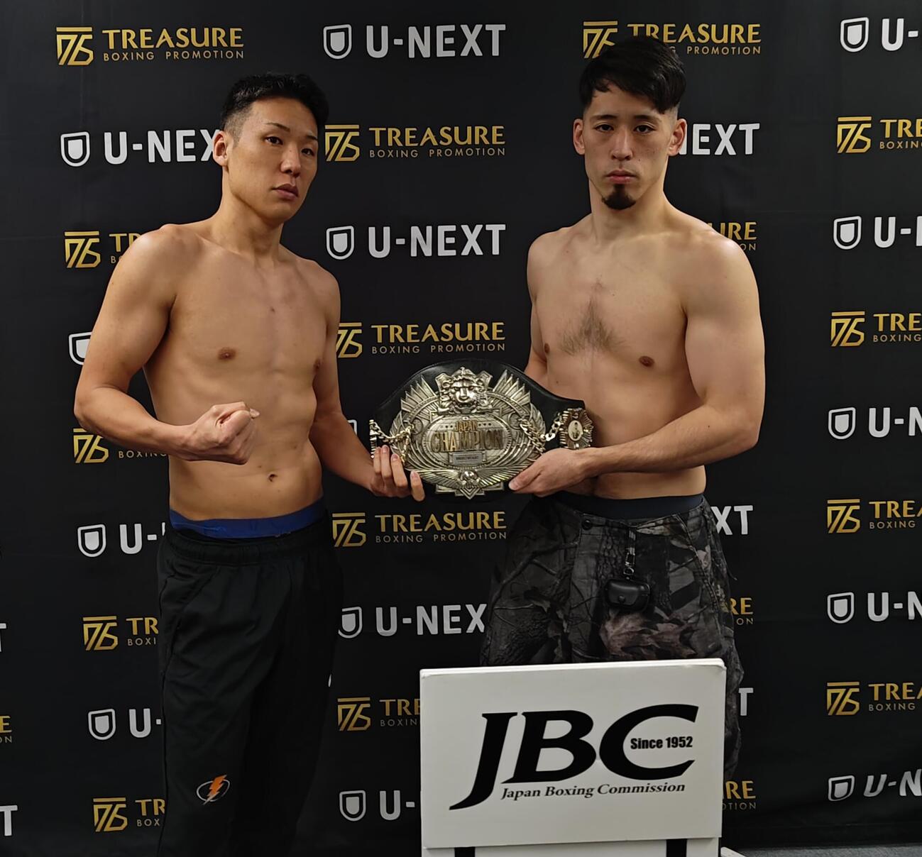 日本ミドル級王座決定戦の前日計量をパスした同級1位竹迫司登（左）と同級3位酒井幹生