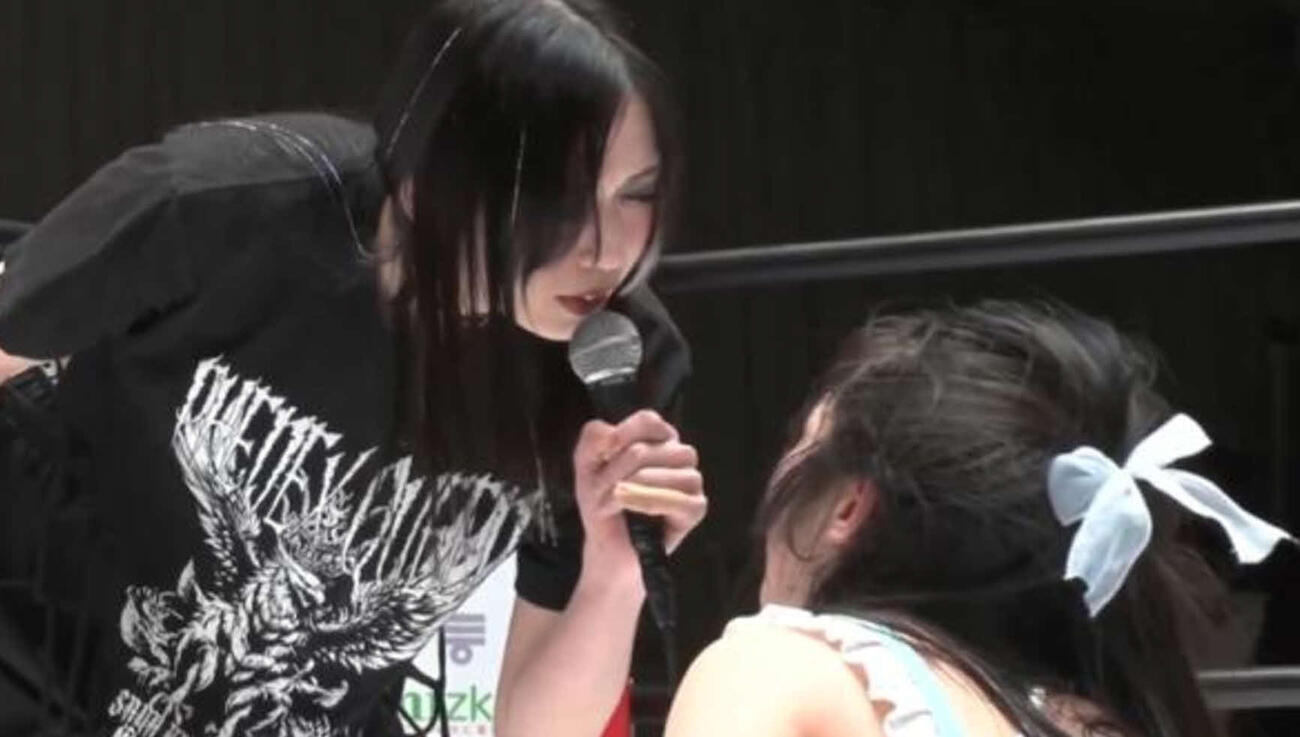 リングに登場し、玖麗さやか（右）の挑戦を条件つきでOKした上谷沙弥（スターダムワールド公式Xから）