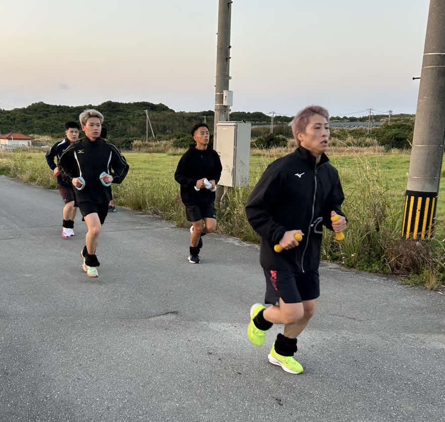 沖縄合宿で走り込む井上尚弥（右端）ら大橋ジム勢。左端から田中空、田中将吾、武居由樹（大橋ジム提供）
