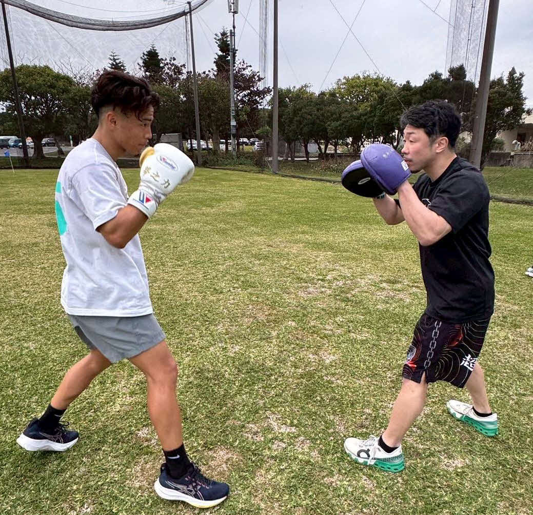 八重樫東トレーナー（右）とのミット打ちに取り組む前WBO世界バンタム級王者武居由樹（大橋ジム提供）