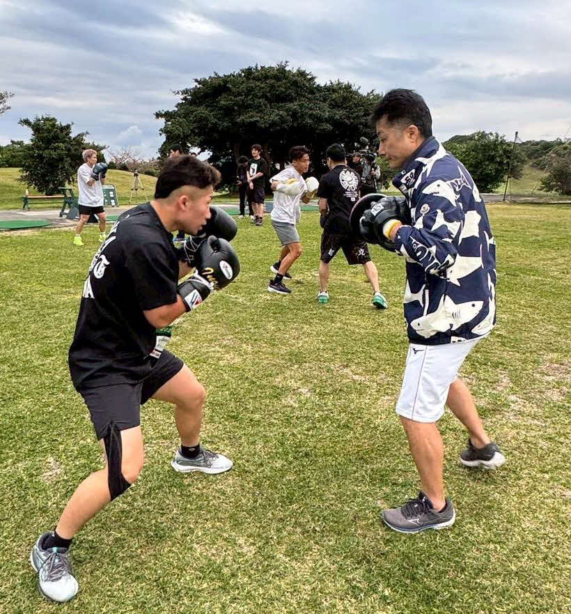父真吾トレーナー（右）とのミット打ちをこなすWBC世界バンタム級王者井上拓真（大橋ジム提供）