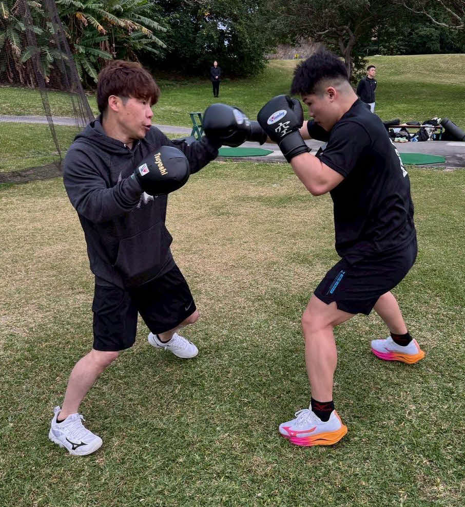 父強士トレーナー（左）とミット打ちする東洋太平洋ウエルター級王者田中空（大橋ジム提供）