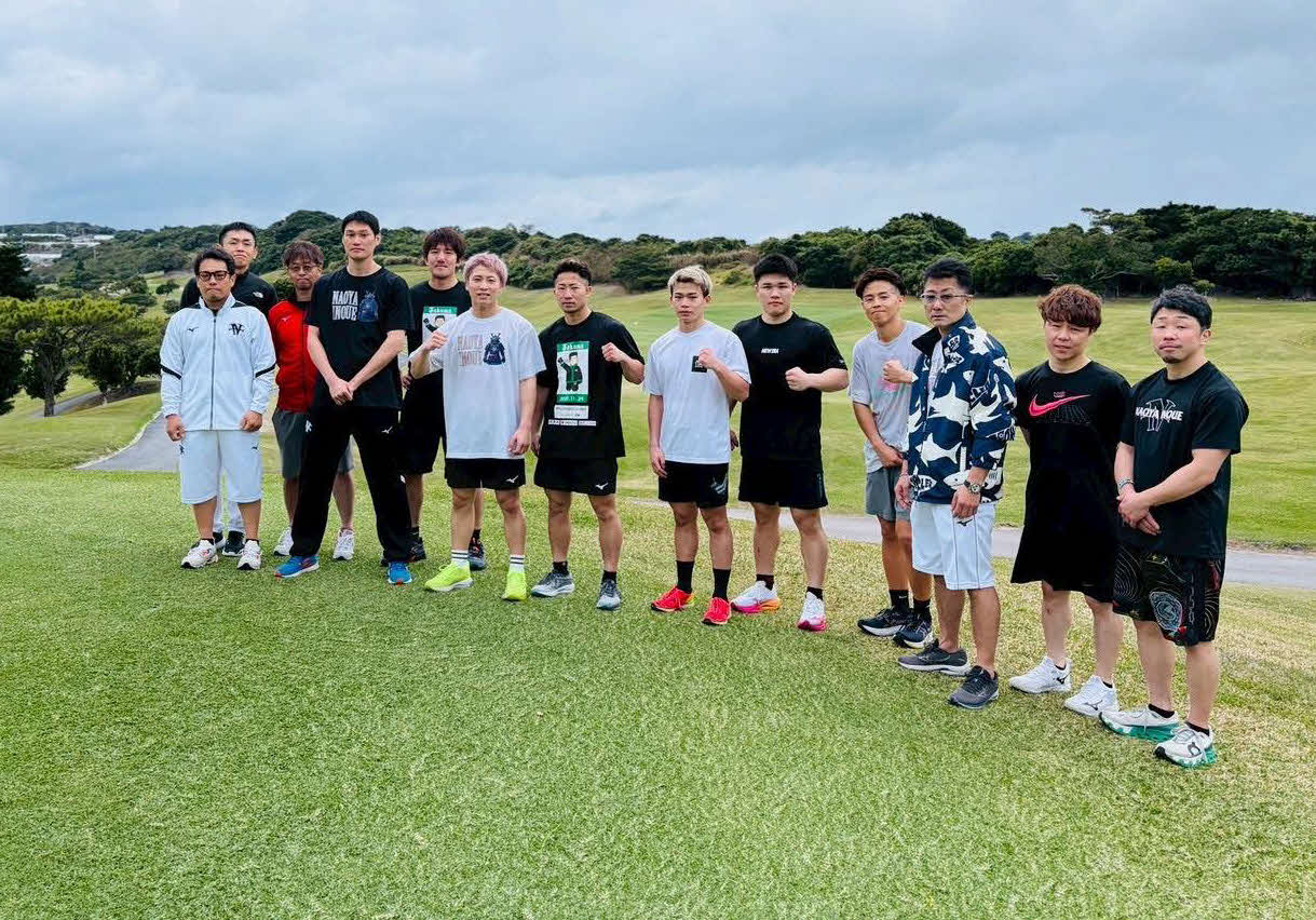 13日に沖縄合宿を打ち上げる井上尚弥（左から6番目）、弟拓真（同7番目）ら大橋ジム勢（大橋ジム提供）