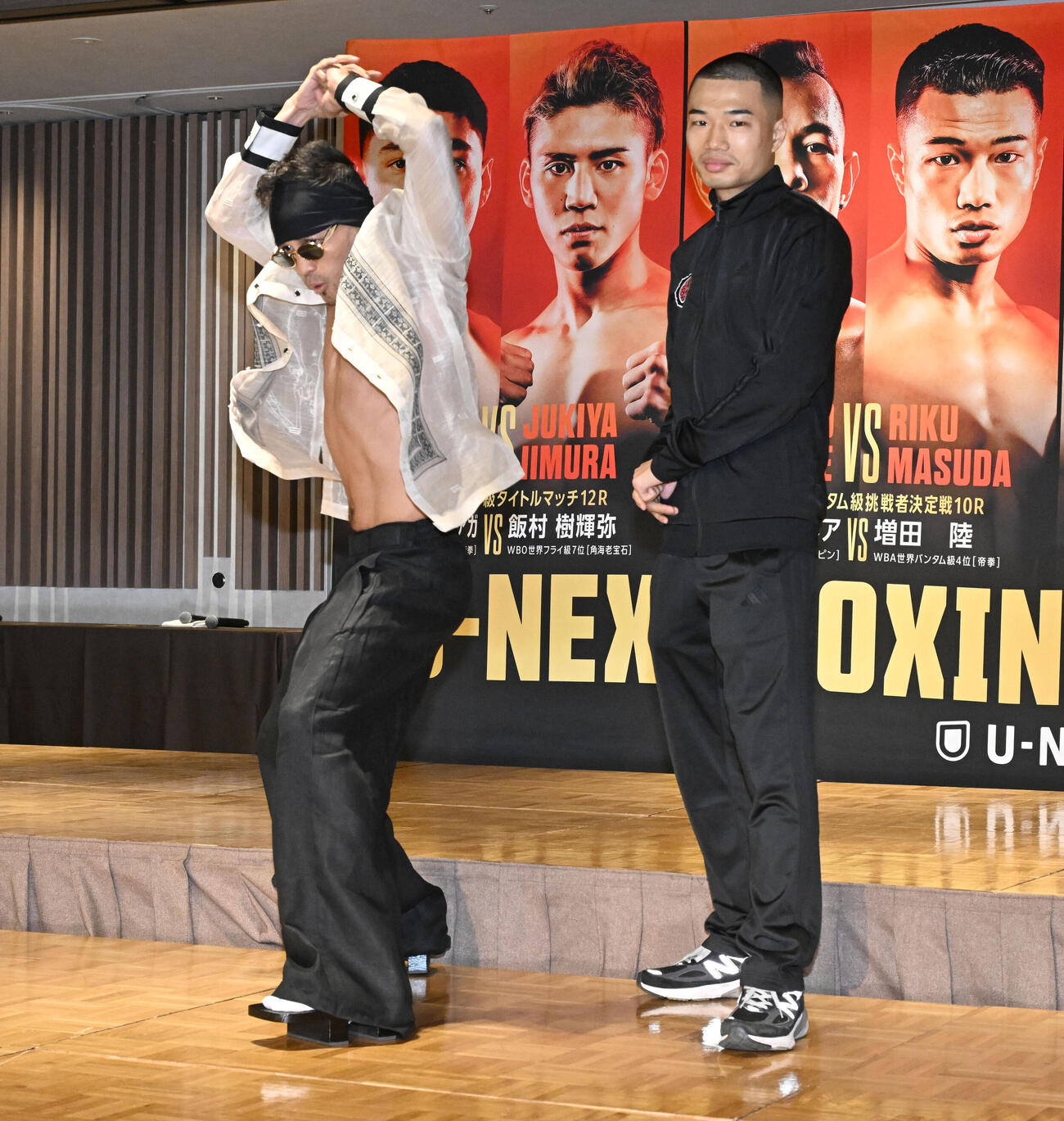 U－NEXT BOXING.5の記者会見を終え、サムライポーズで写真撮影に応じる増田陸（右）とノニト・ドネア（撮影・千葉一成）