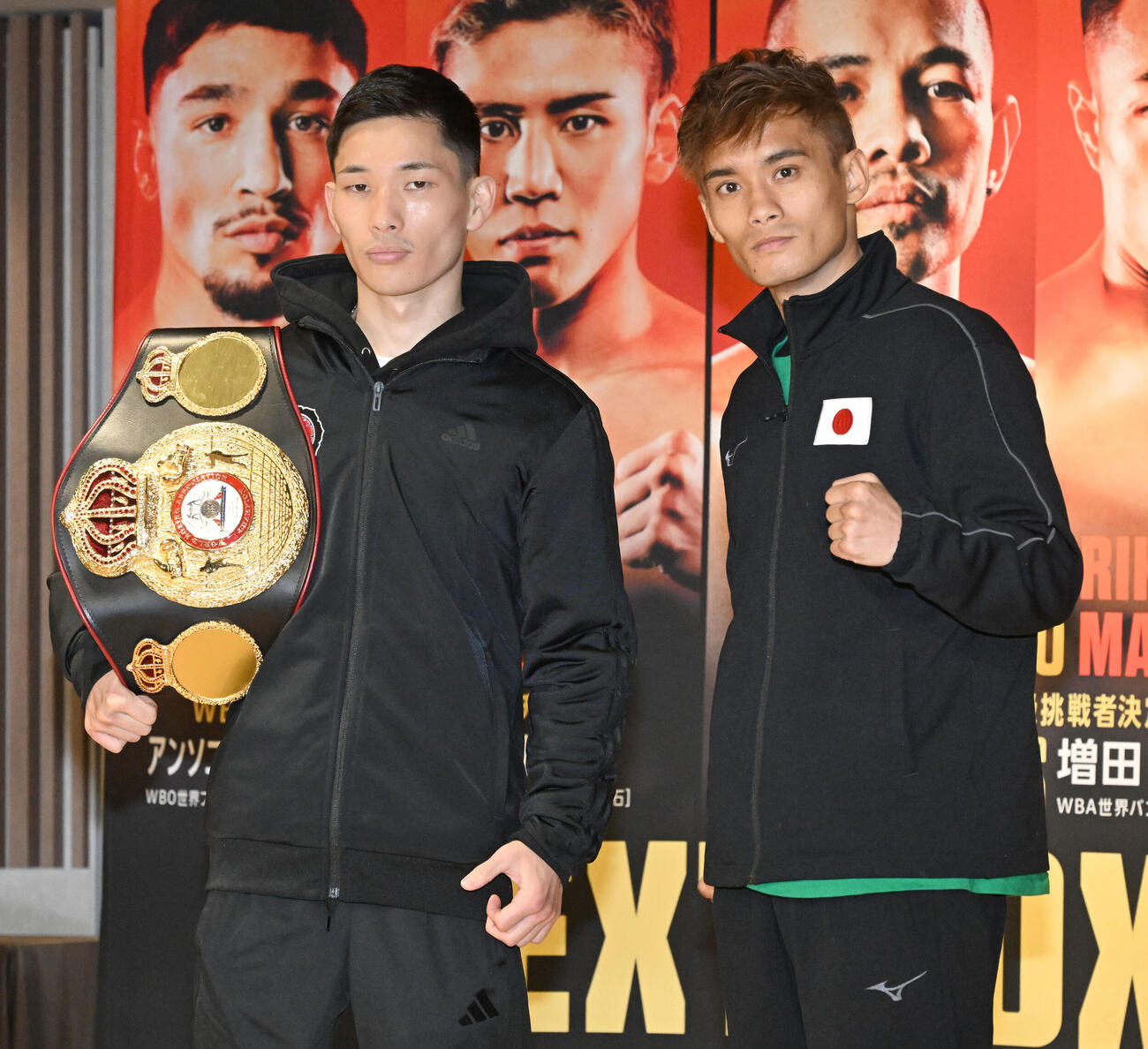 U－NEXT BOXING.5の記者会見後の写真撮影で、ポーズをとる松本（左）と高田（撮影・千葉一成）