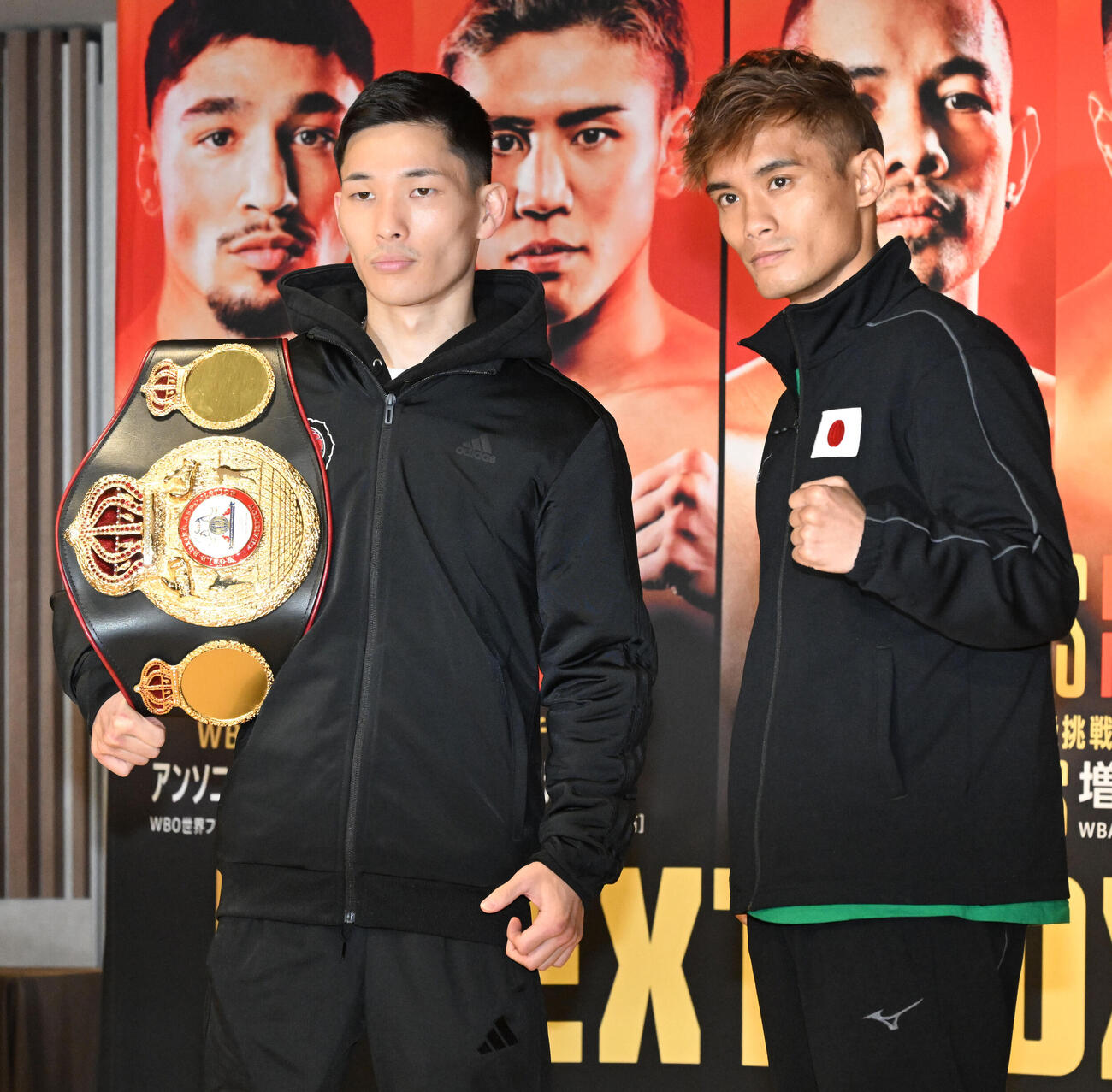 U－NEXT BOXING.5の記者会見後の写真撮影で、ポーズをとる松本（左）と高田（撮影・千葉一成）