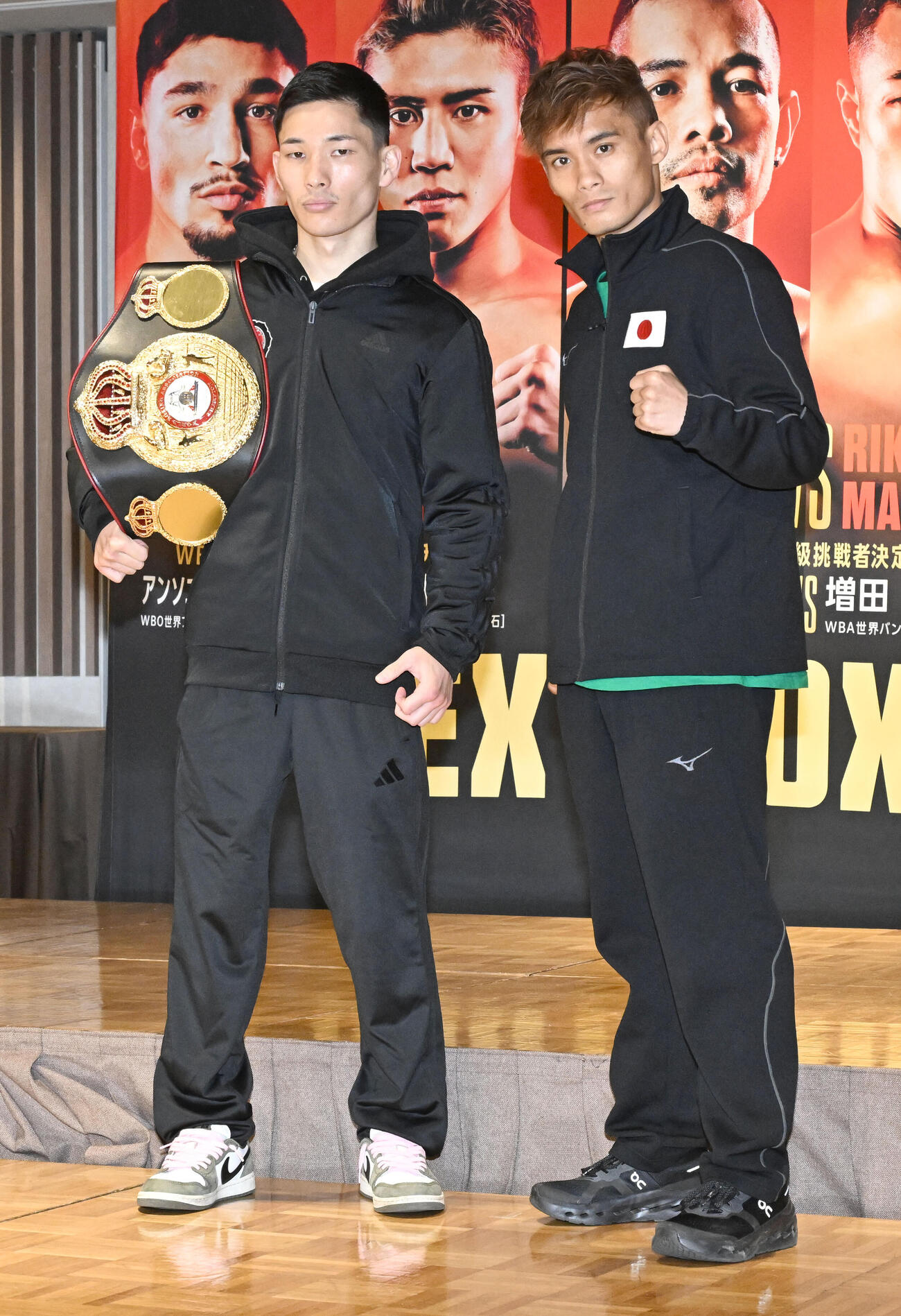 U－NEXT BOXING.5の記者会見後の写真撮影で、ポーズをとる松本（左）と高田（撮影・千葉一成）