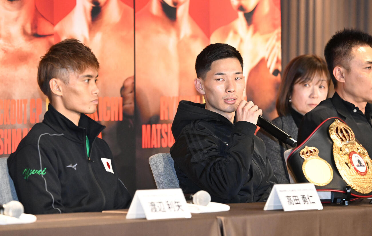 U－NEXT BOXING.5の記者会見で、質問に答える松本。左は対戦相手の高田（撮影・千葉一成）