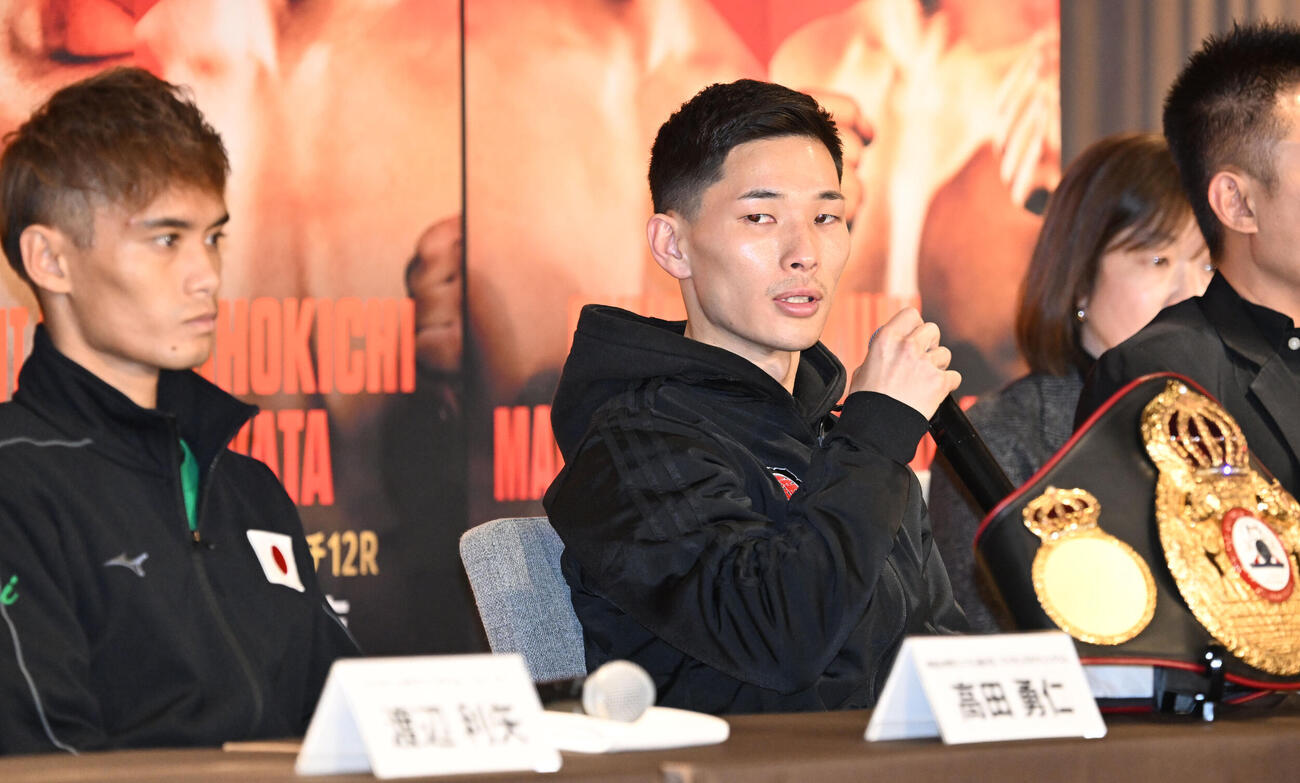 U－NEXT BOXING.5の記者会見で、質問に答える松本。左は対戦相手の高田（撮影・千葉一成）