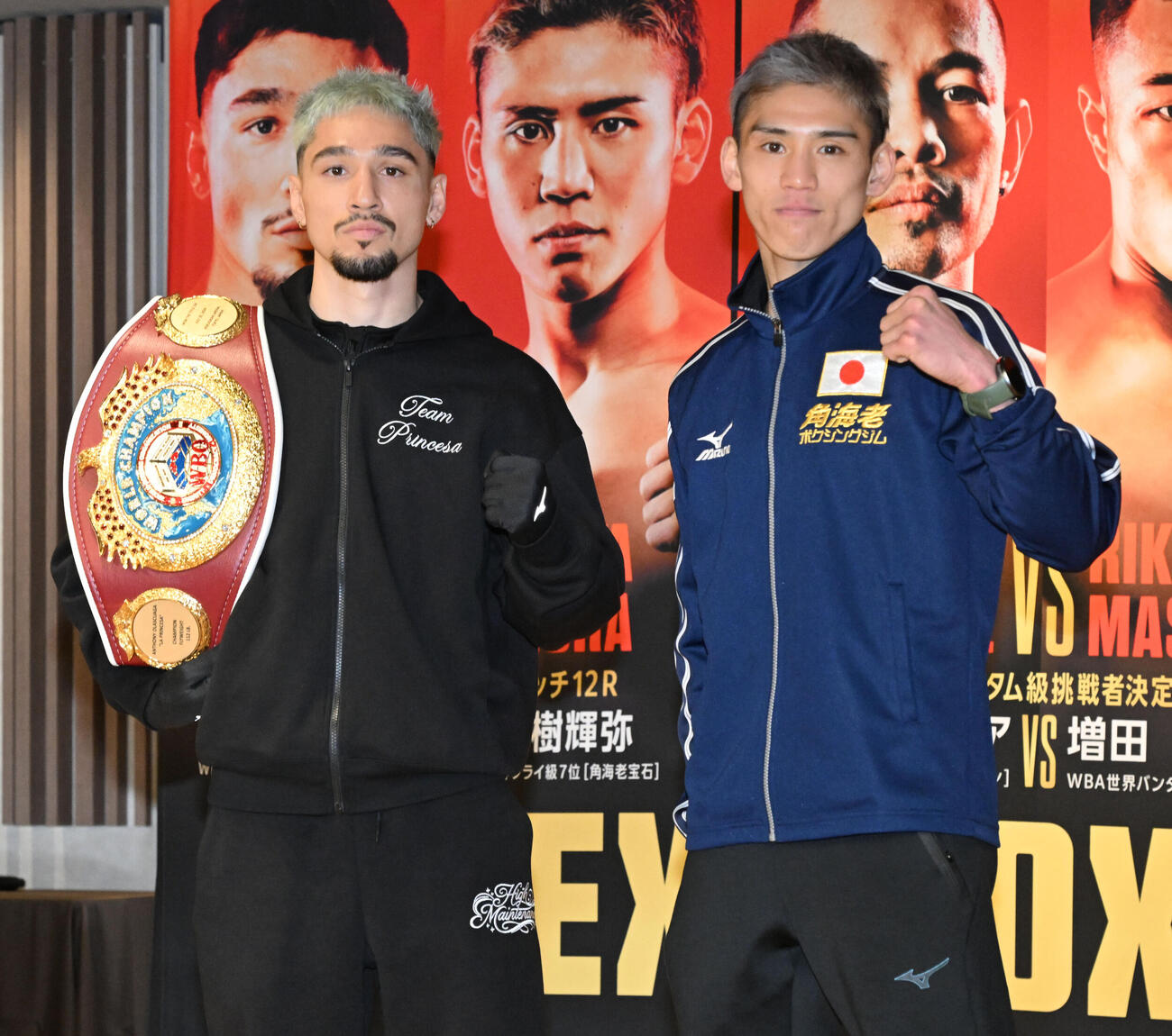 U－NEXT BOXING.5の記者会見を終え、ポーズをとる飯村（右）とオラスクアガ（撮影・千葉一成）