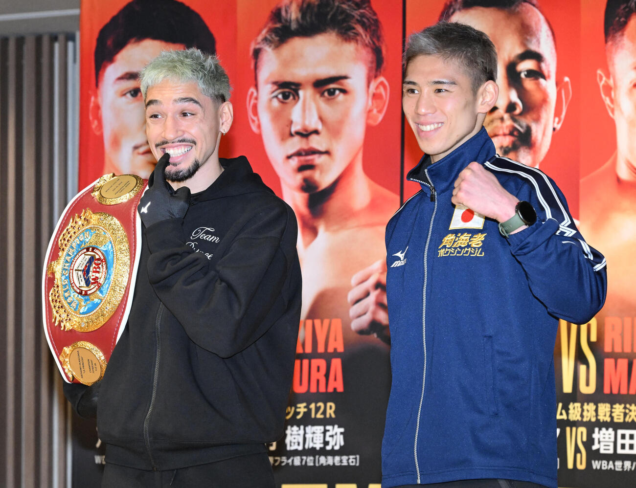 U－NEXT BOXING.5の記者会見を終え、にこやかな表情でポーズをとる飯村（右）とオラスクアガ（撮影・千葉一成）