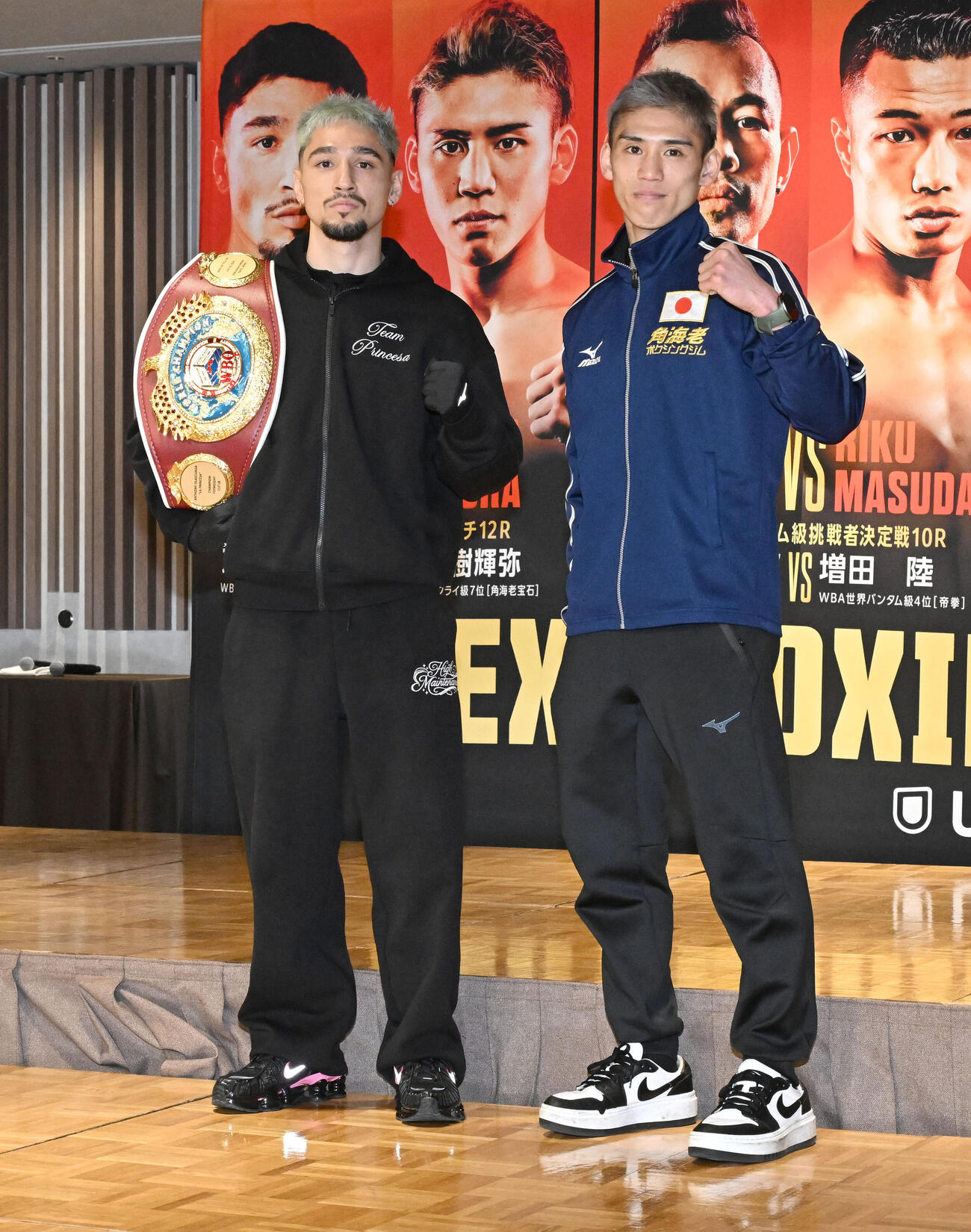 U－NEXT BOXING.5の記者会見を終え、ポーズをとる飯村（右）とオラスクアガ（撮影・千葉一成）