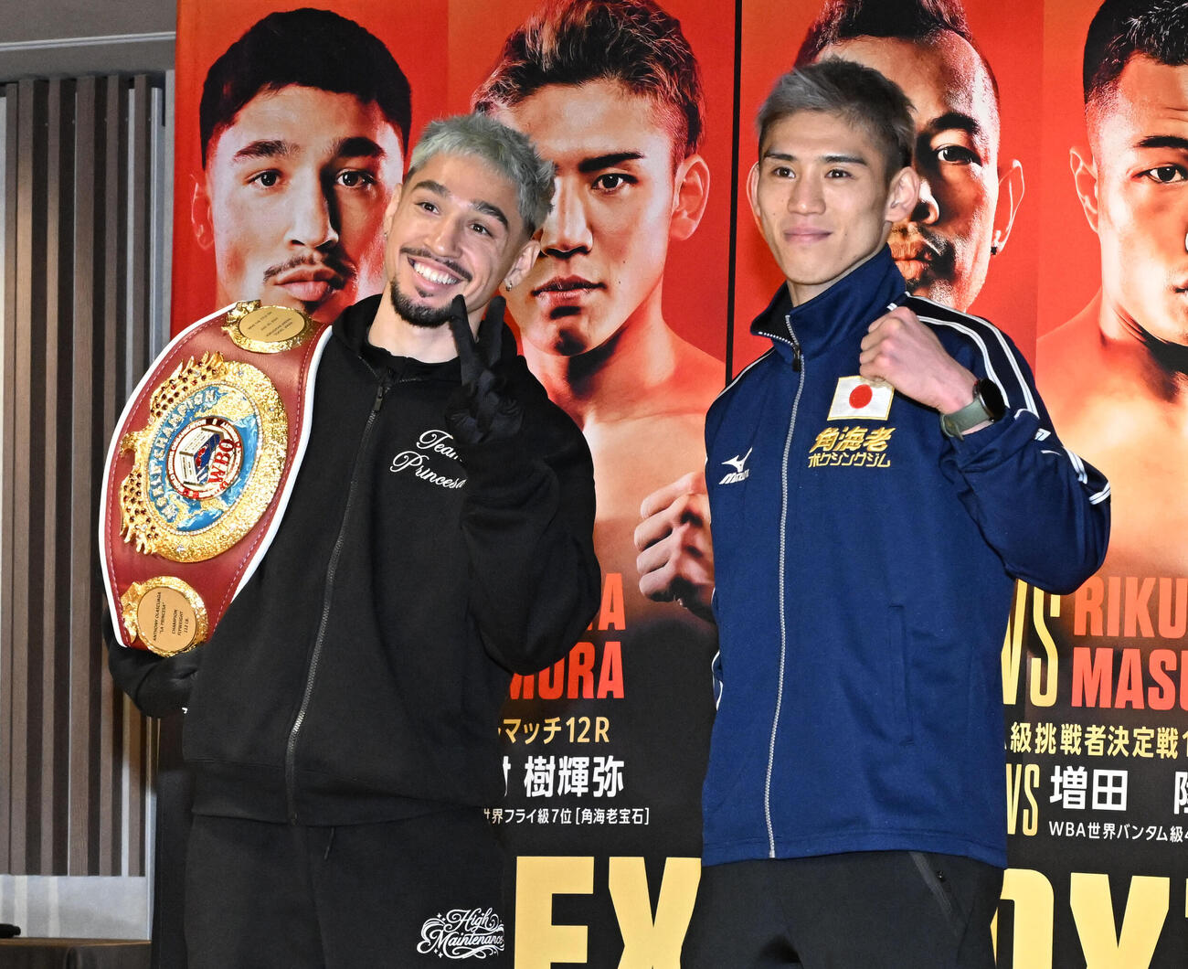 U－NEXT BOXING.5の記者会見を終え、にこやかな表情でポーズをとる飯村（右）とオラスクアガ（撮影・千葉一成）