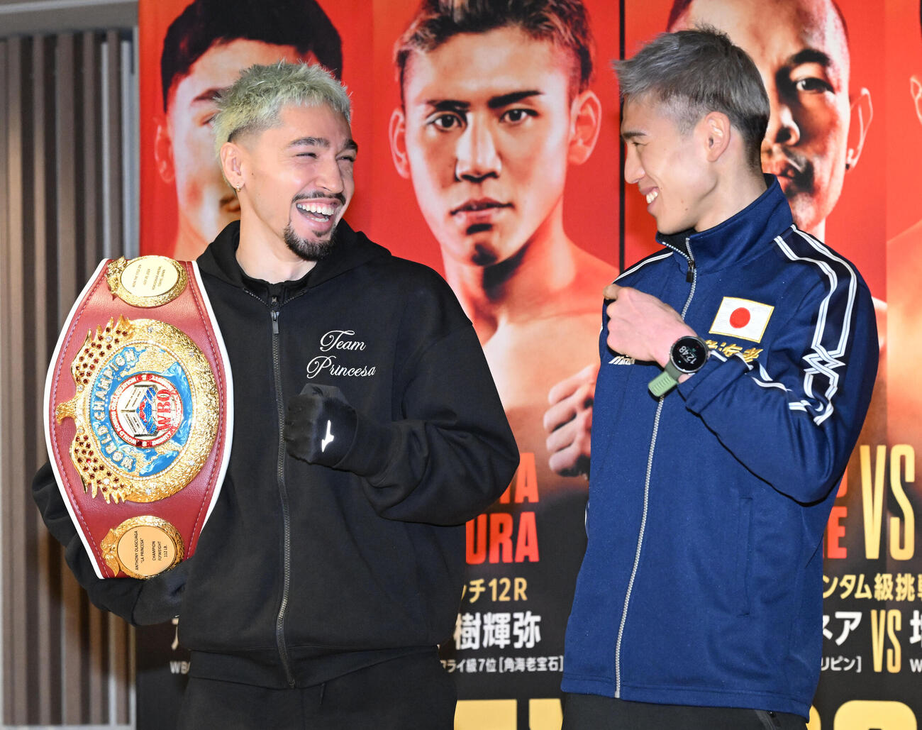 U－NEXT BOXING.5の記者会見後の写真撮影で、にこやかな表情を見せる飯村（右）とオラスクアガ（撮影・千葉一成）