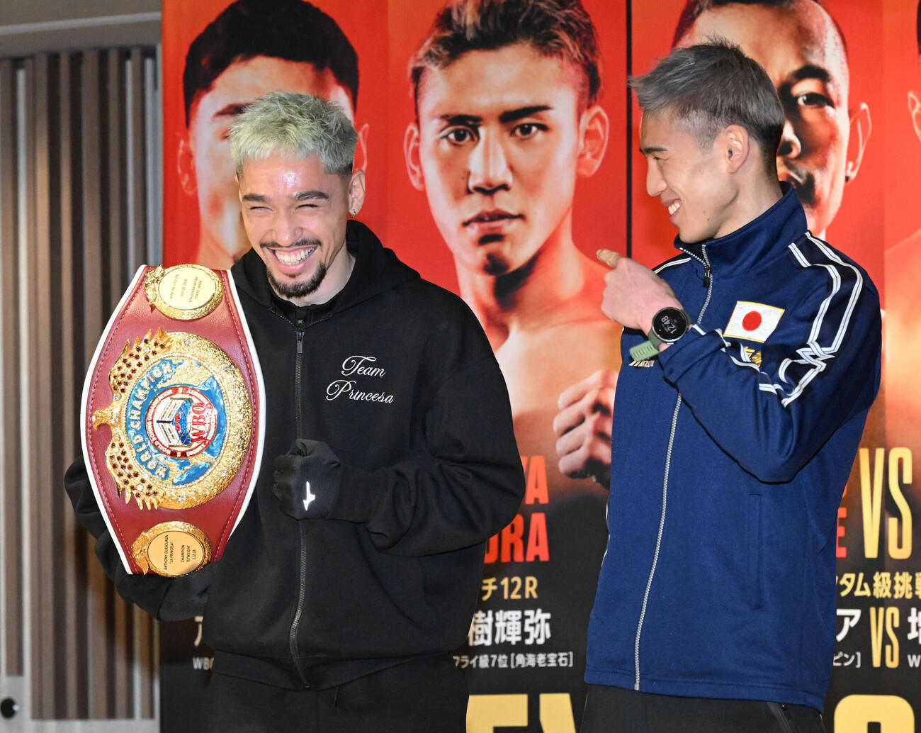 U－NEXT BOXING.5の記者会見後の写真撮影で、にこやかな表情を見せる飯村（右）とオラスクアガ（撮影・千葉一成）