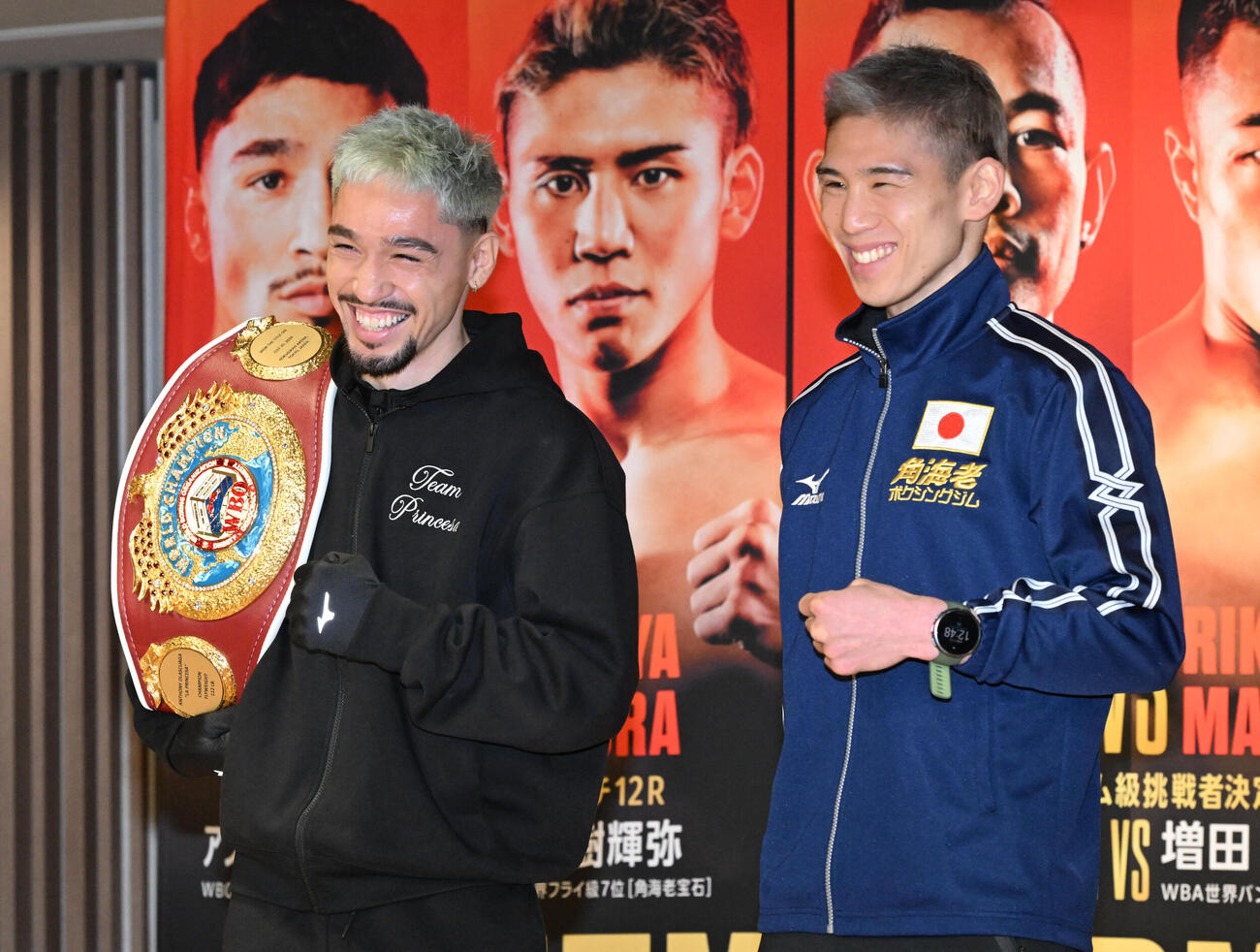 U－NEXT BOXING.5の記者会見後の写真撮影で、にこやかな表情でポーズをとる飯村（右）とオラスクアガ（撮影・千葉一成）