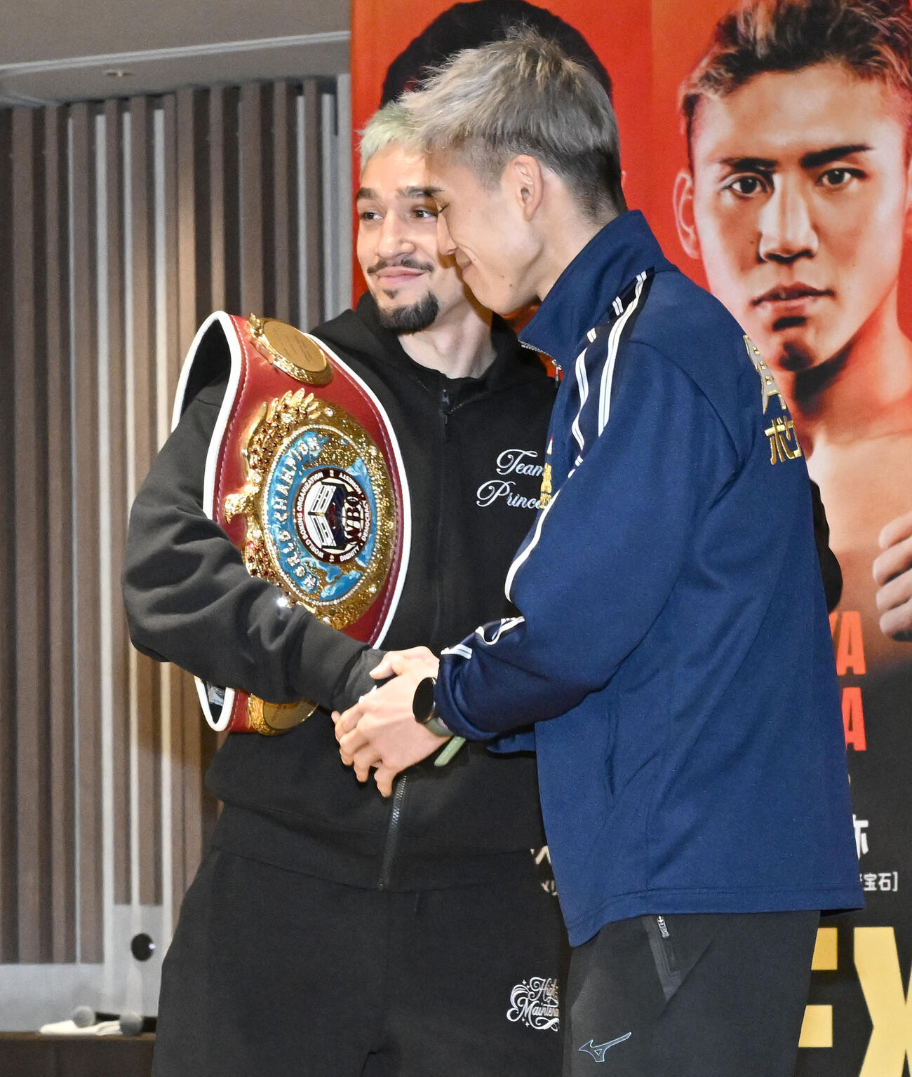 U－NEXT BOXING.5の記者会見後の写真撮影で、握手する飯村（右）とオラスクアガ（撮影・千葉一成）
