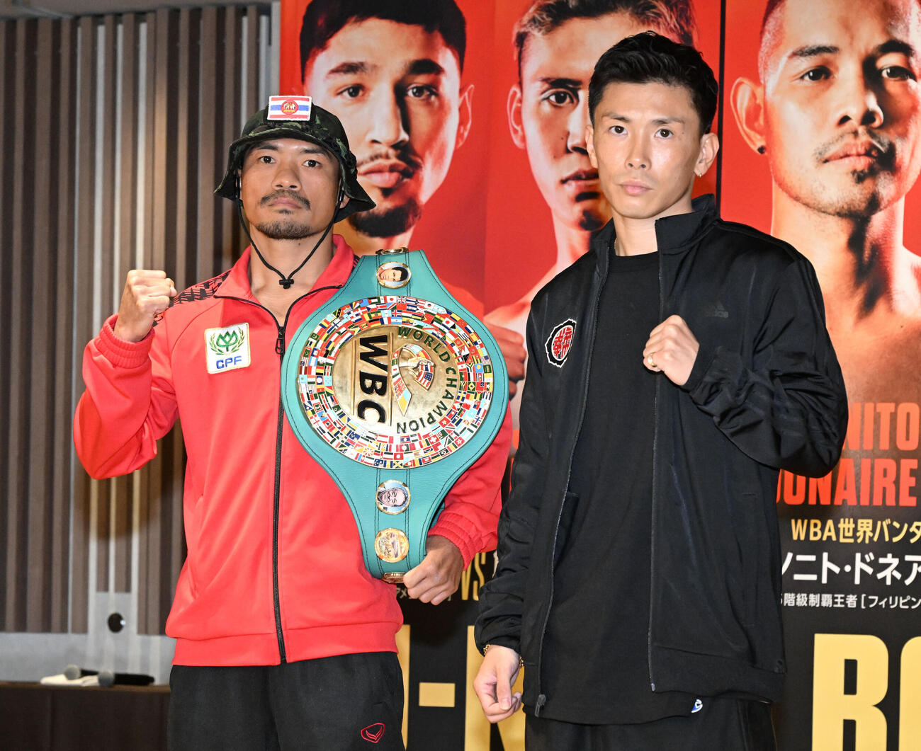 U－NEXT BOXING.5の記者会見後の写真撮影で、ポーズをとる岩田（右）とノックアウト（撮影・千葉一成）