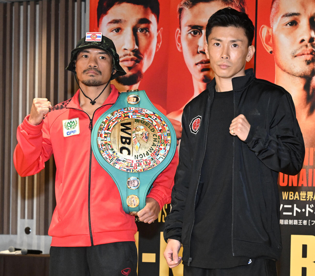U－NEXT BOXING.5の記者会見後の写真撮影で、ポーズをとる岩田（右）とノックアウト（撮影・千葉一成）