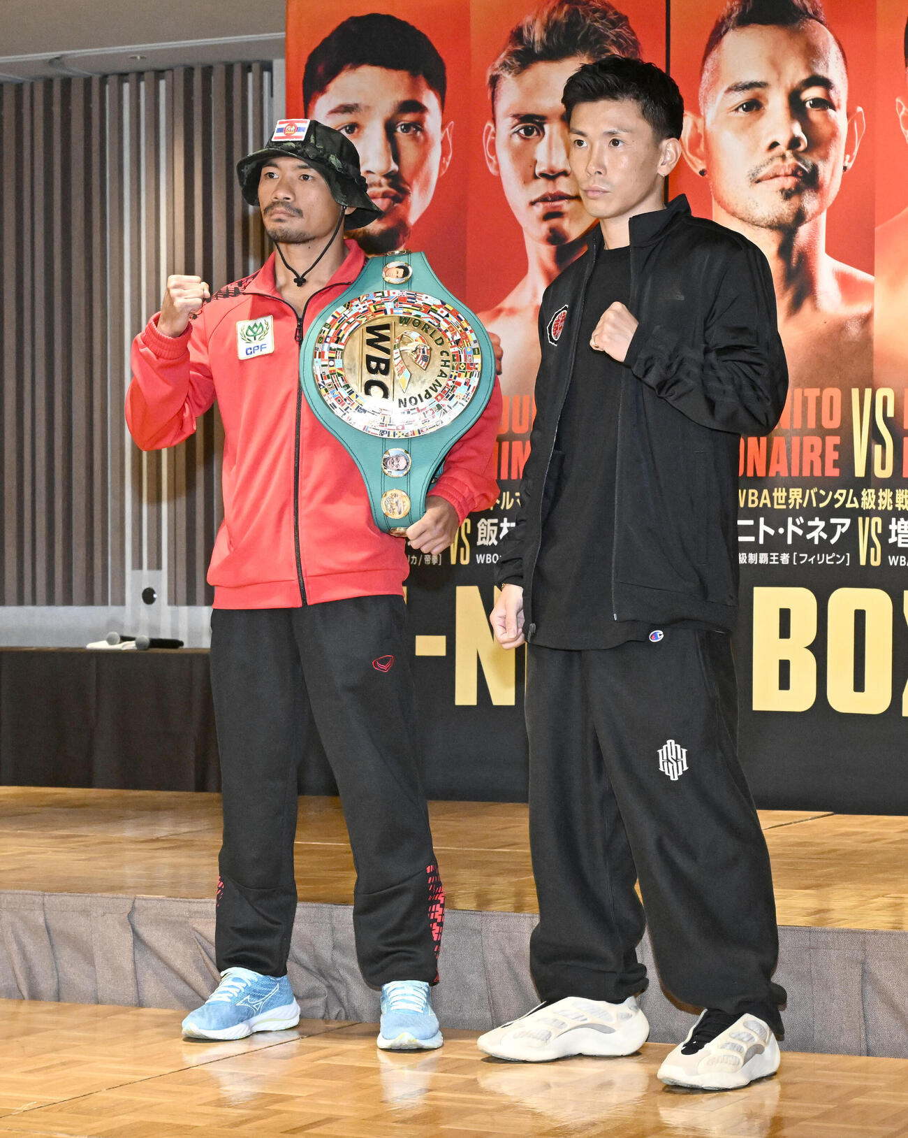 U－NEXT BOXING.5の記者会見後の写真撮影で、ポーズをとる岩田（右）とノックアウト（撮影・千葉一成）