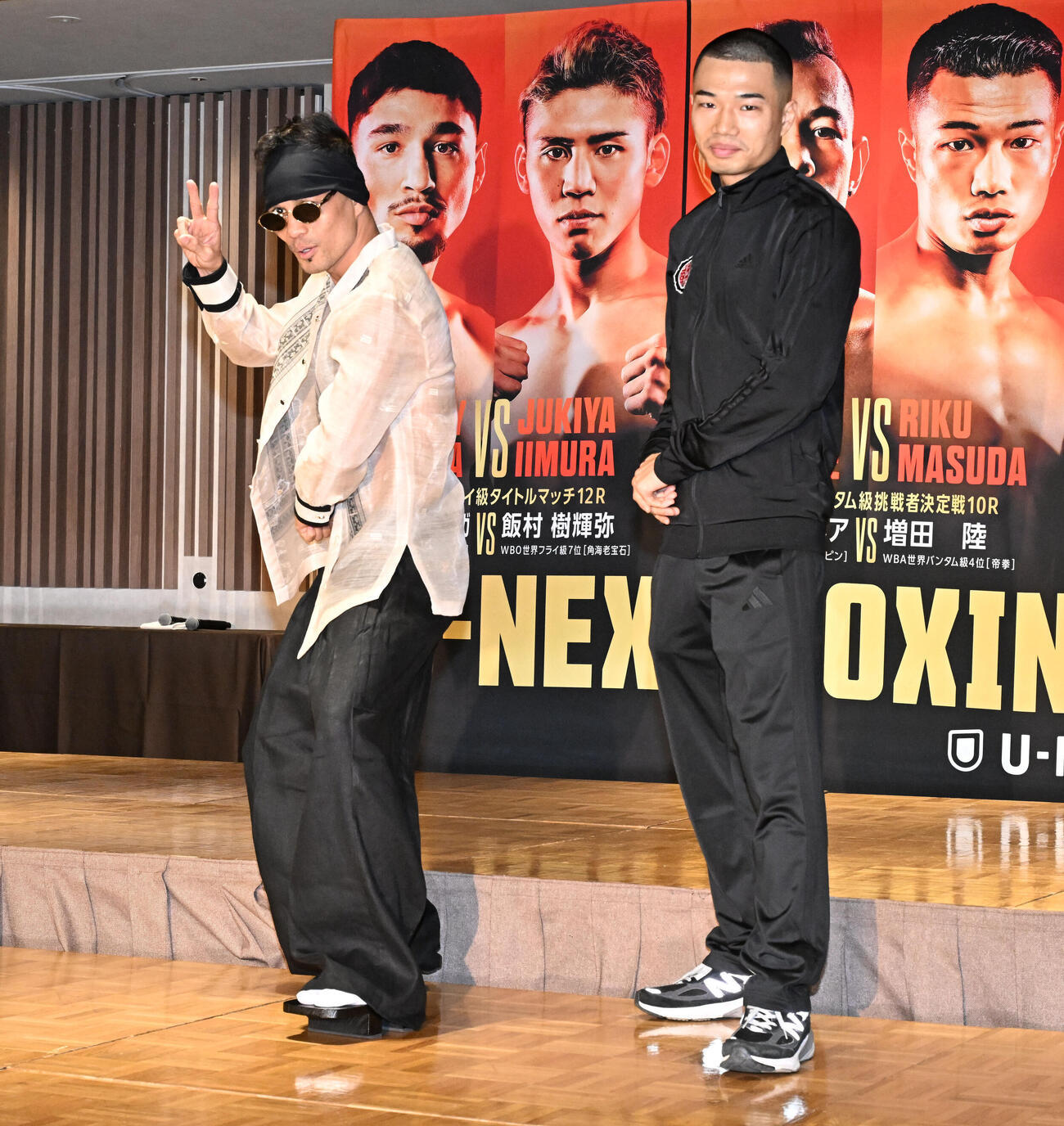 U－NEXT BOXING.5の記者会見を終え、サムライポーズで写真撮影に応じる増田陸（右）とノニト・ドネア（撮影・千葉一成）