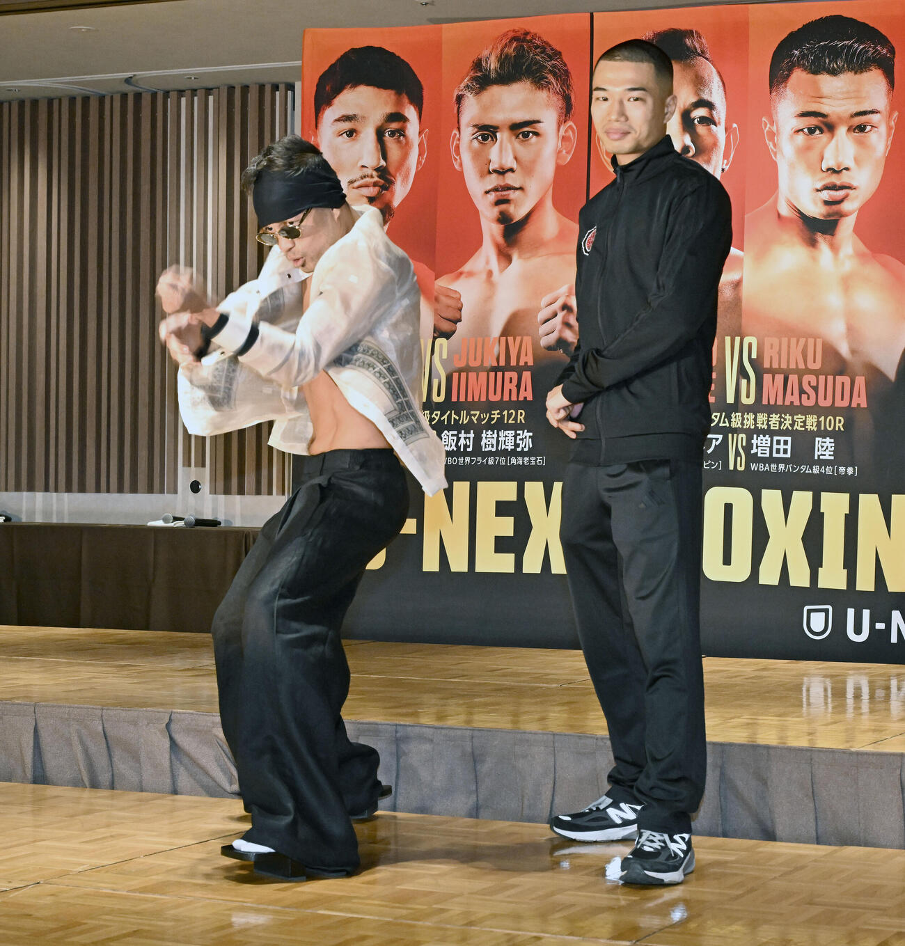 U－NEXT BOXING.5の記者会見を終え、サムライポーズで写真撮影に応じる増田陸（右）とノニト・ドネア（撮影・千葉一成）