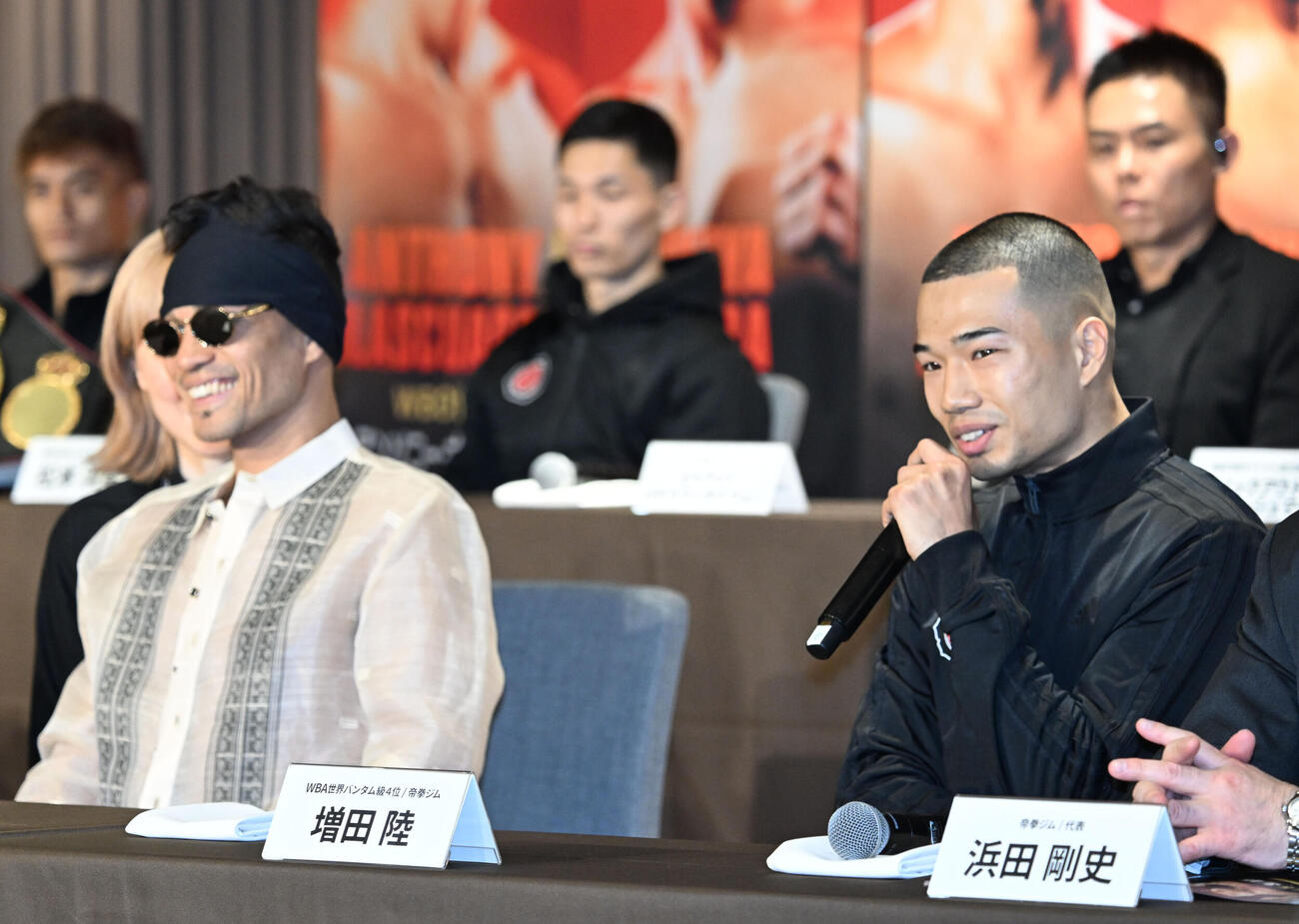記者会見する増田（右）とドネア（撮影・千葉一成）