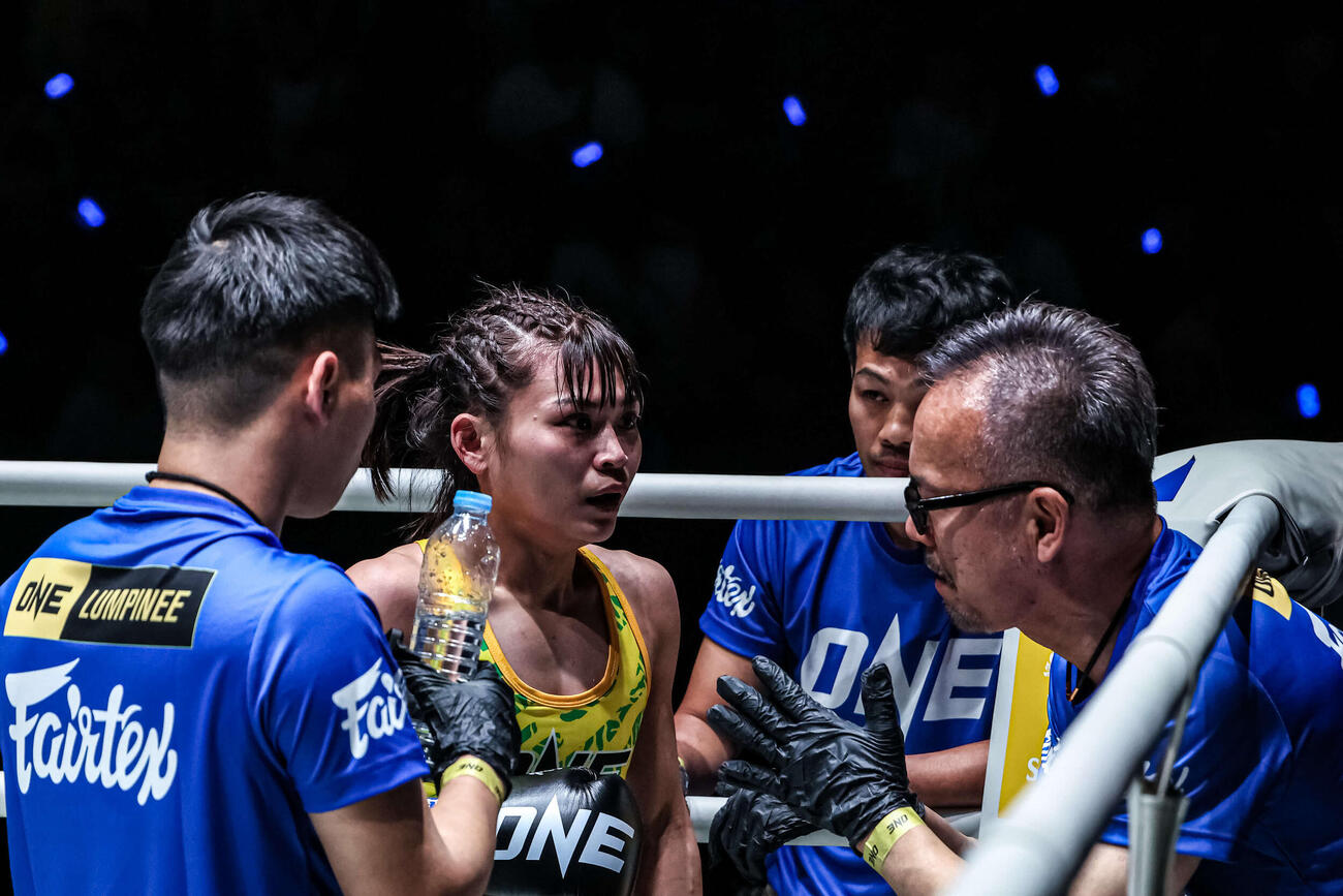 夫の大﨑一貴（左）と大石陽一郎会長の話を聞くMISAKI（C）ONE Championship