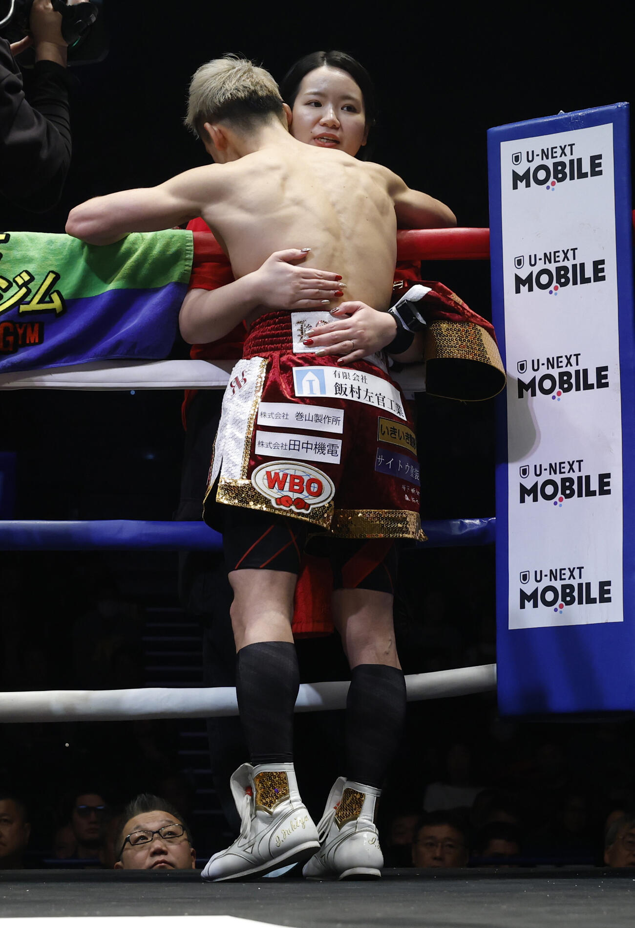 試合前、トレーナーの真成美夫人（右）とハグする飯村（撮影・山本朝陽）
