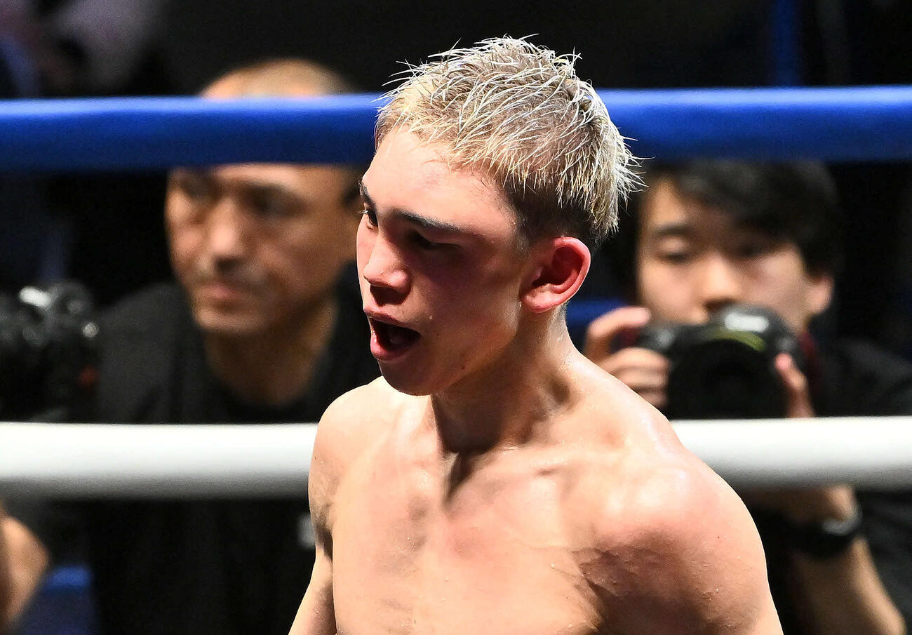 8回を終え腫れ上がった飯村の左目の上（撮影・滝沢徹郎）