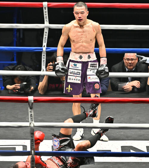 7回、増田（後方）はドネアからダウンを奪う（撮影・滝沢徹郎）