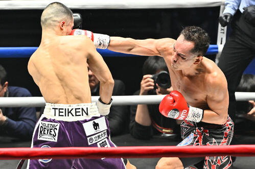 3回、ドネア（右）は増田にパンチを打ち込む（撮影・滝沢徹郎）